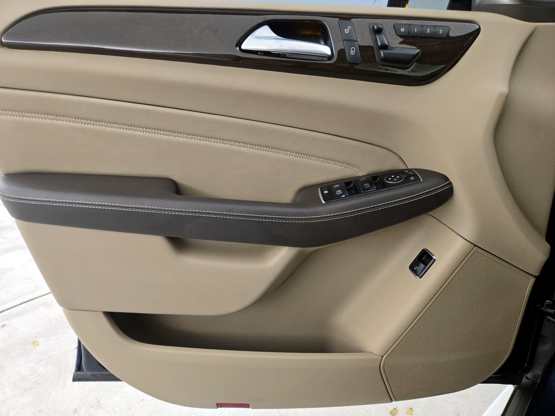 Thumbnail: 2015 Mercedes-Benz M-Class - 12