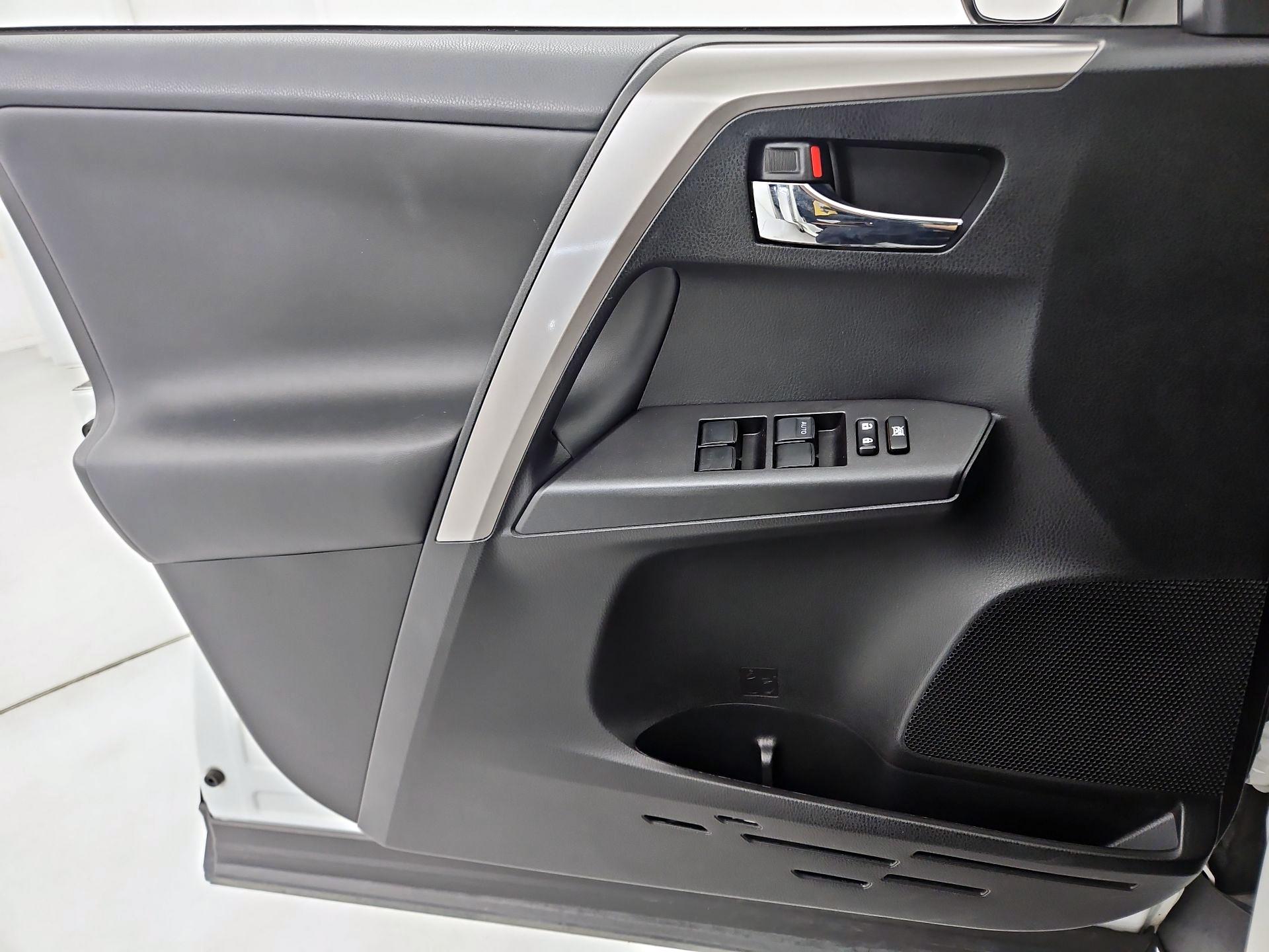 Thumbnail: 2016 Toyota RAV4 - 12
