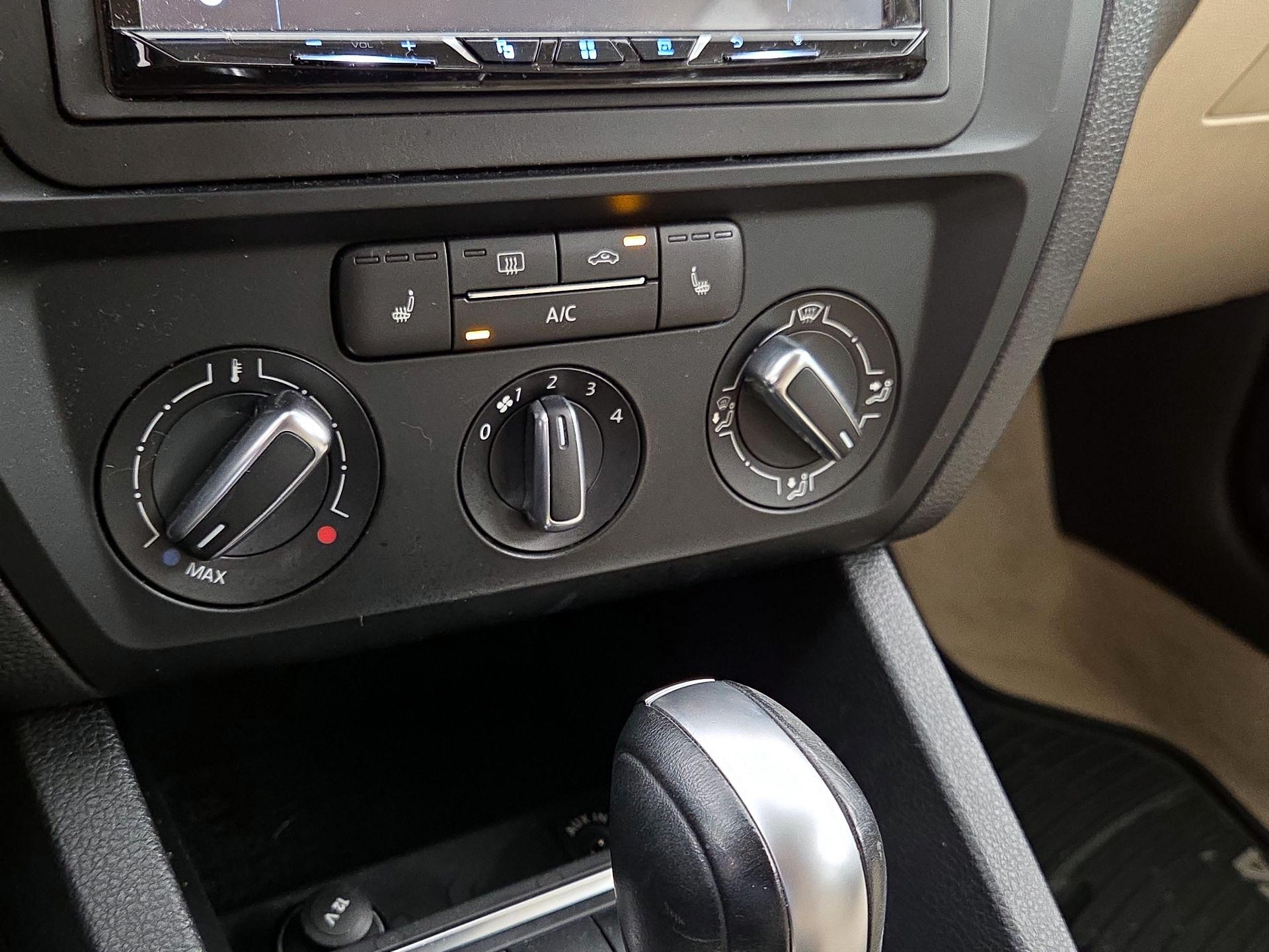 Thumbnail: 2015 Volkswagen Jetta - 16