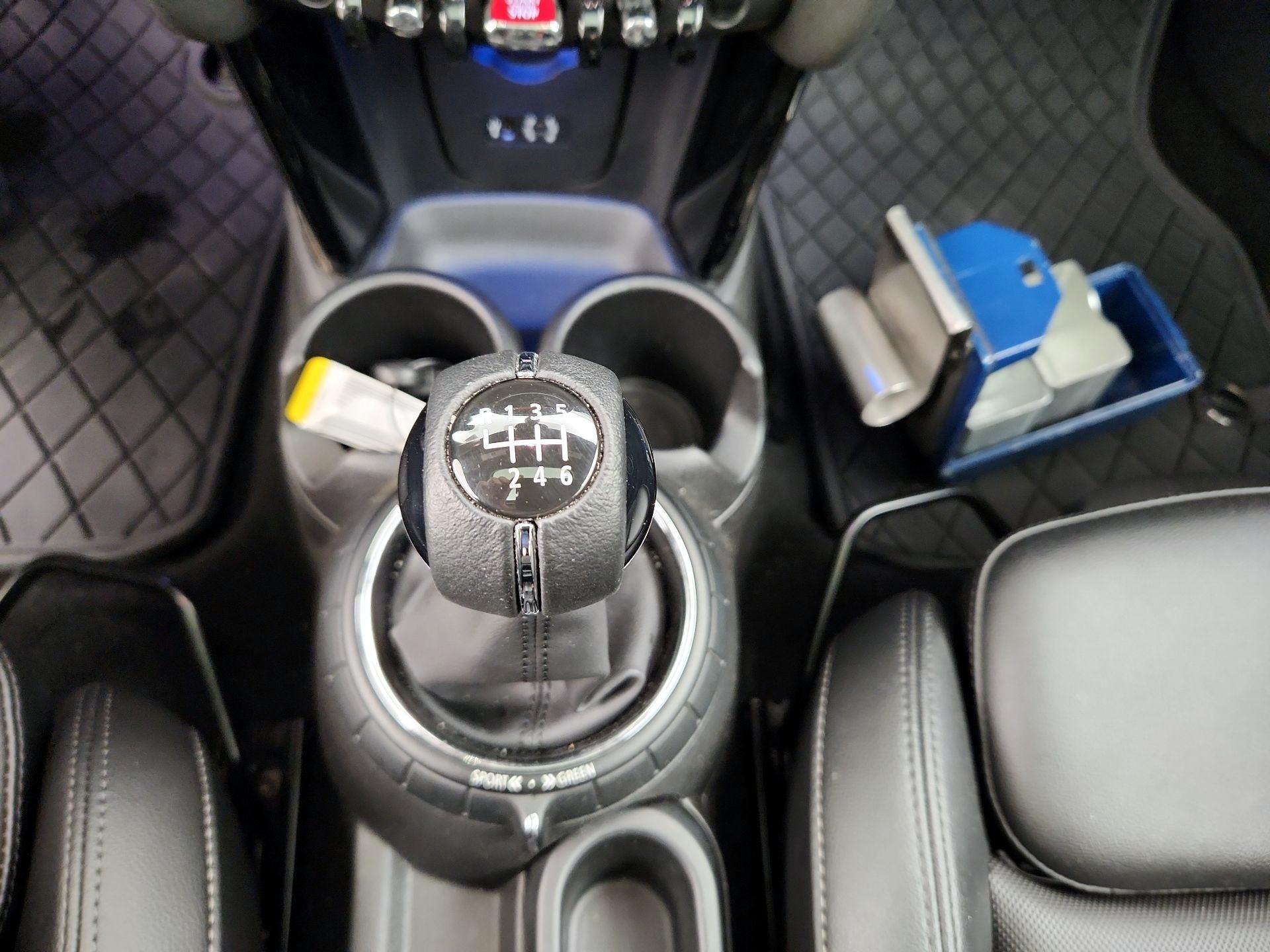 Thumbnail: 2015 MINI Cooper Hardtop - 16