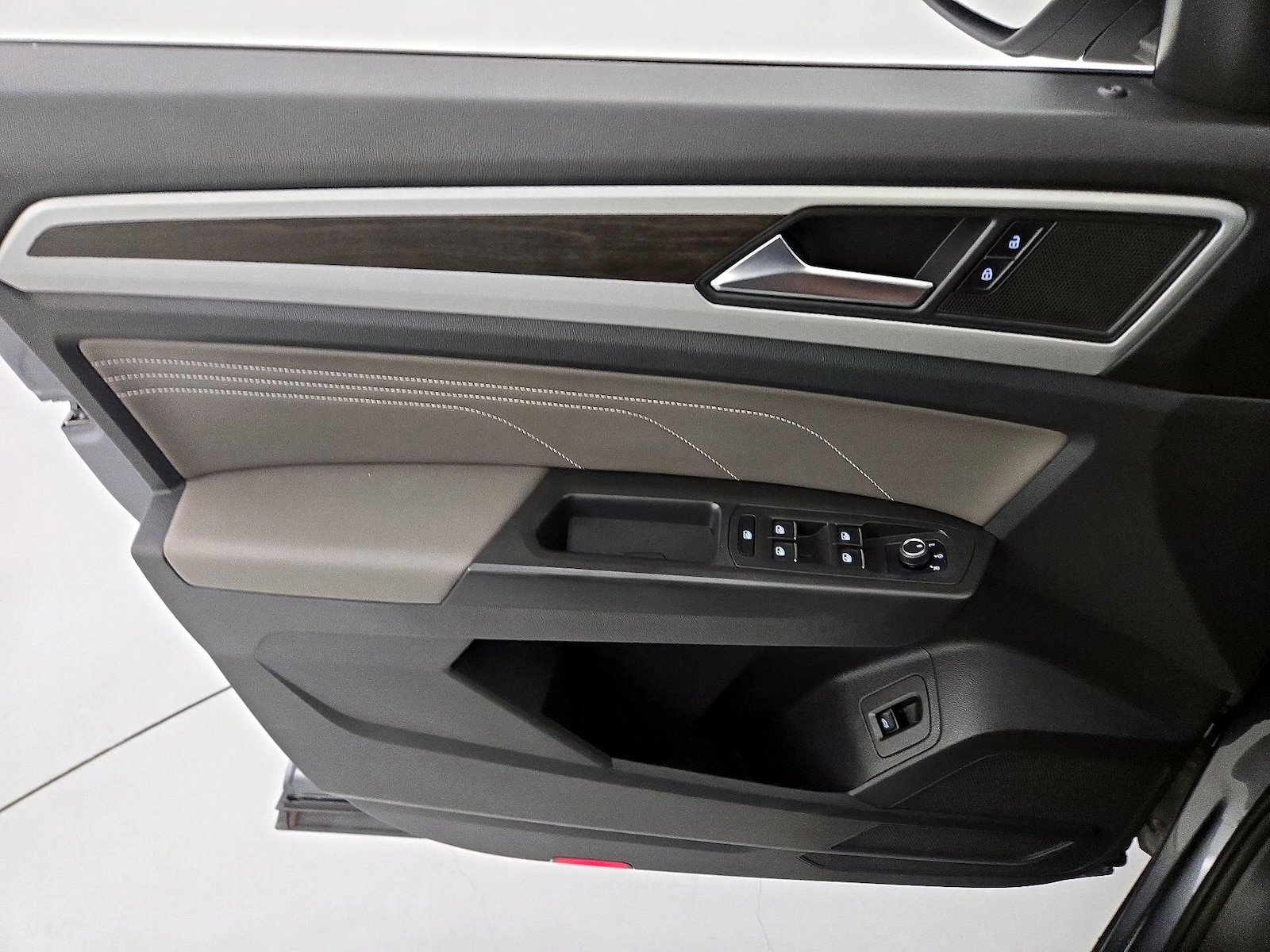 2023 Volkswagen Atlas SE w/Tech - Photo 13