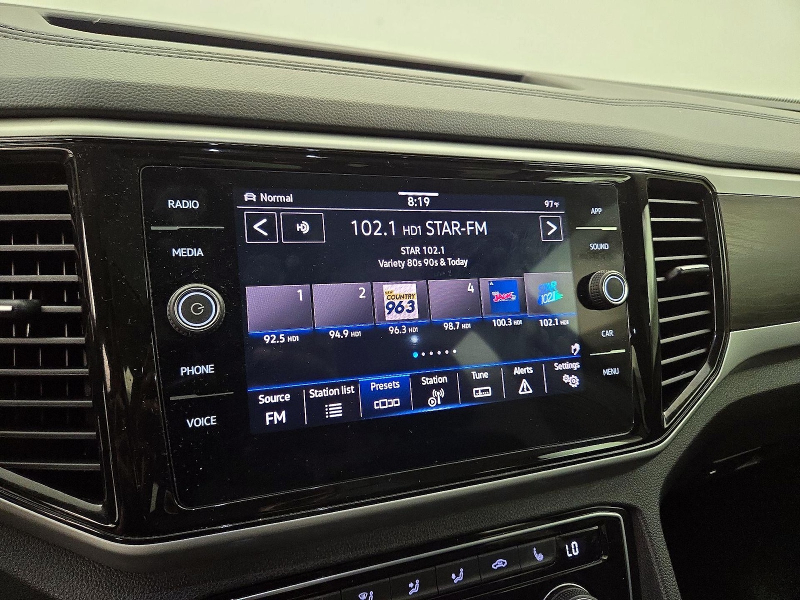 2023 Volkswagen Atlas SE w/Tech - Photo 16