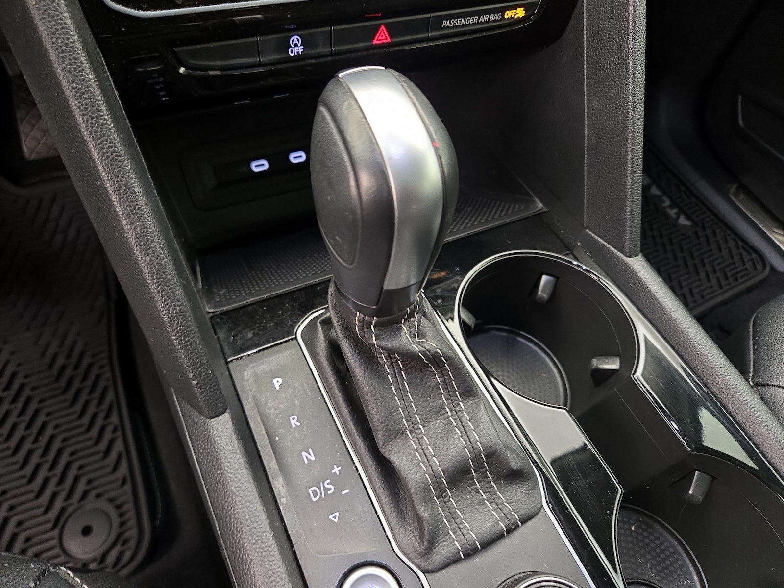 2023 Volkswagen Atlas SE w/Tech - Photo 18