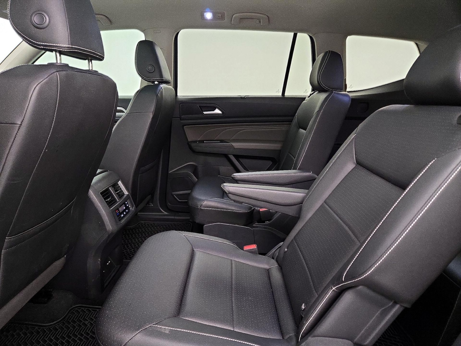 2023 Volkswagen Atlas SE w/Tech - Photo 21