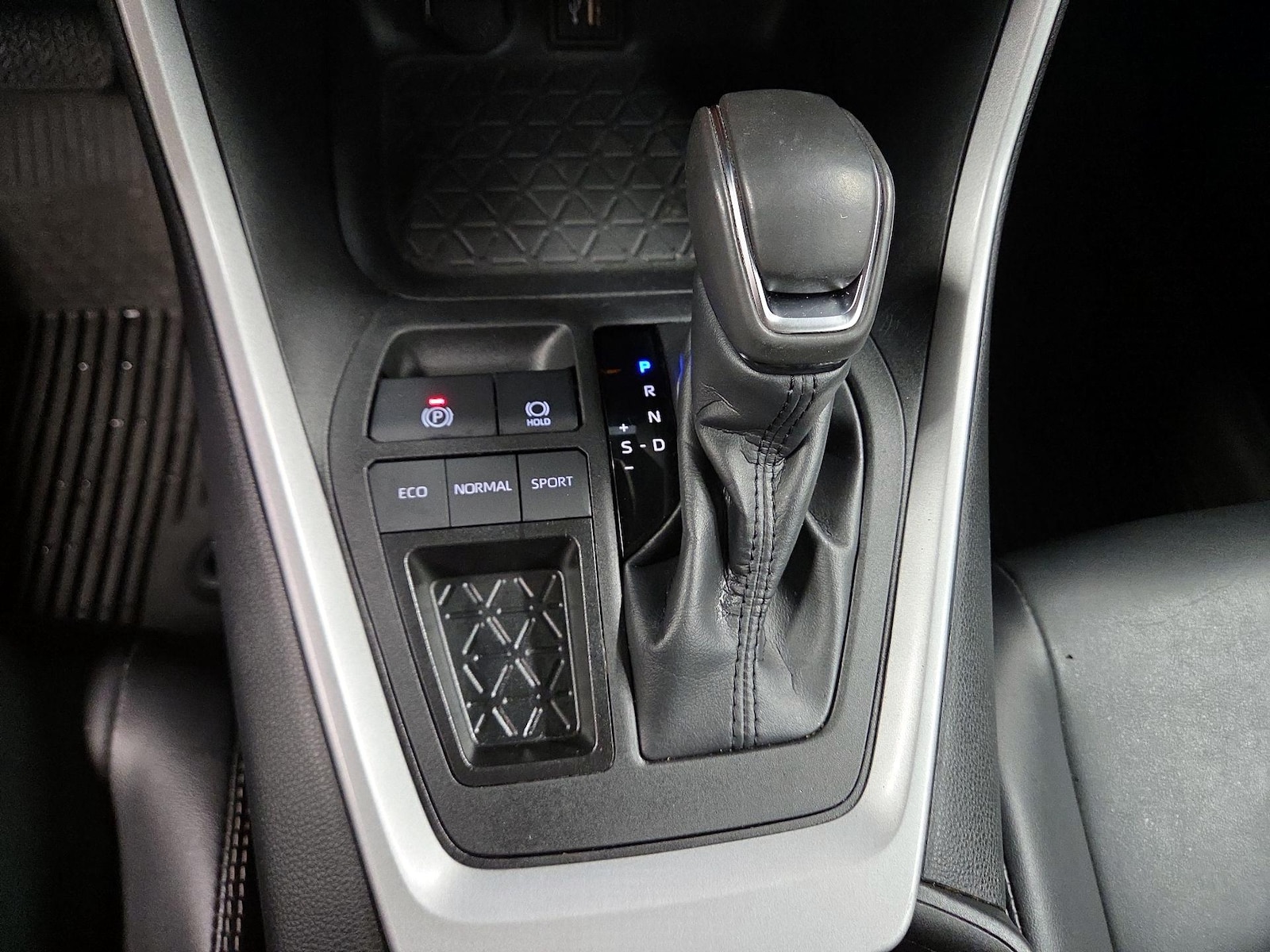 2024 Toyota RAV4 XLE Premium - Photo 18