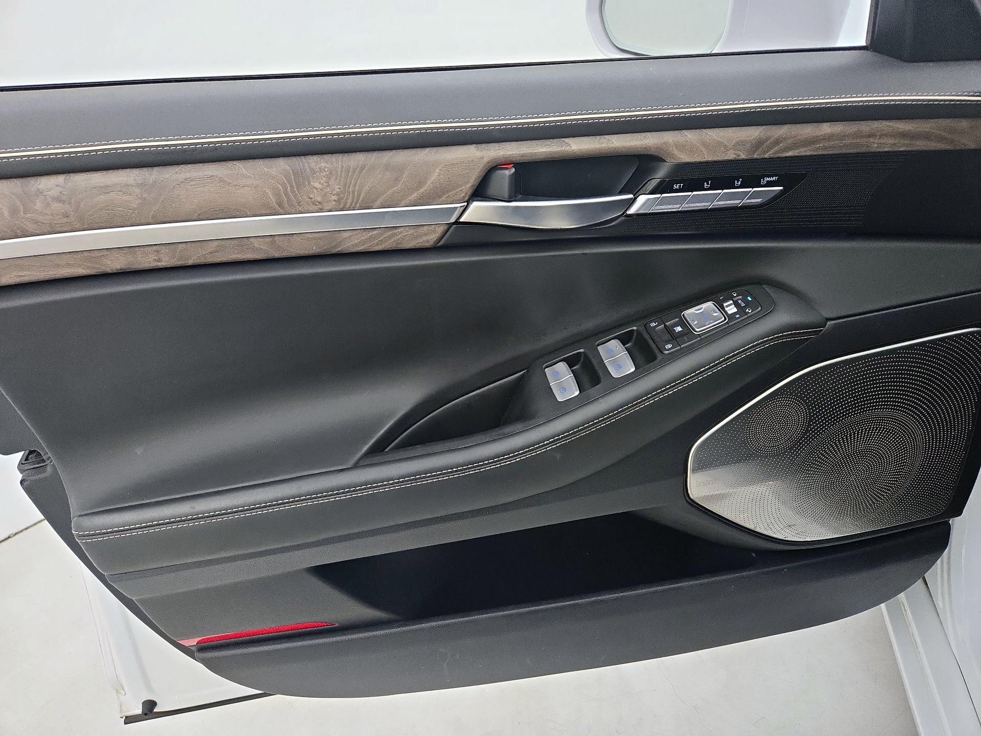 Thumbnail: 2021 Genesis G90 - 12