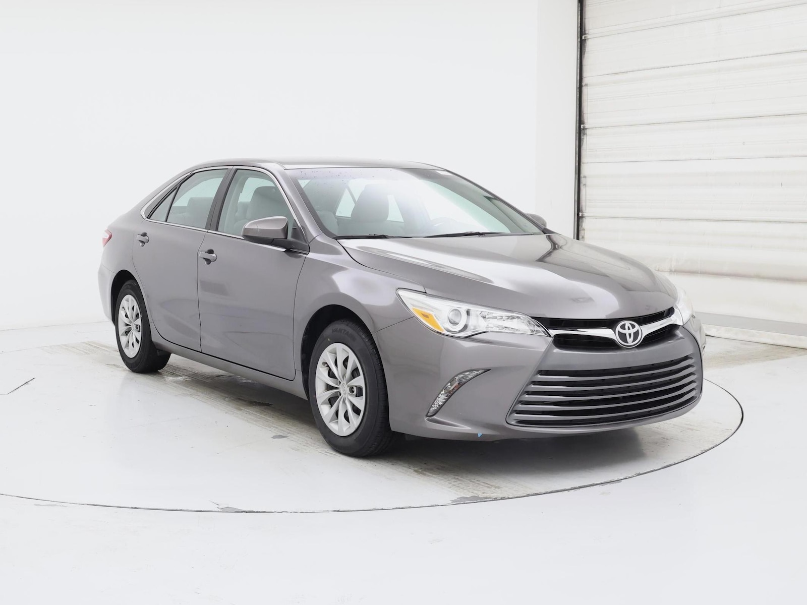2015 Toyota Camry SE - Photo 2