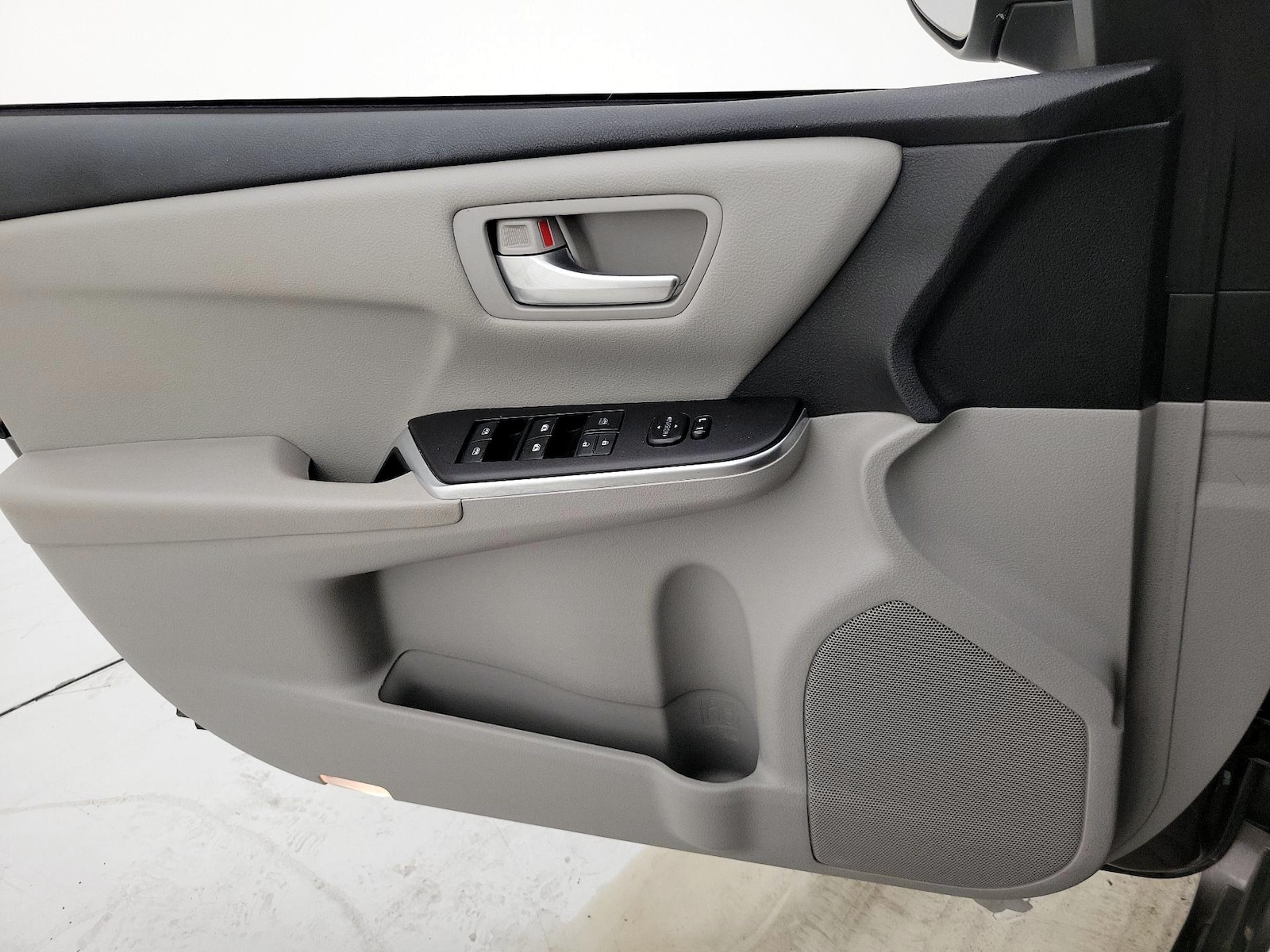2015 Toyota Camry SE - Photo 13
