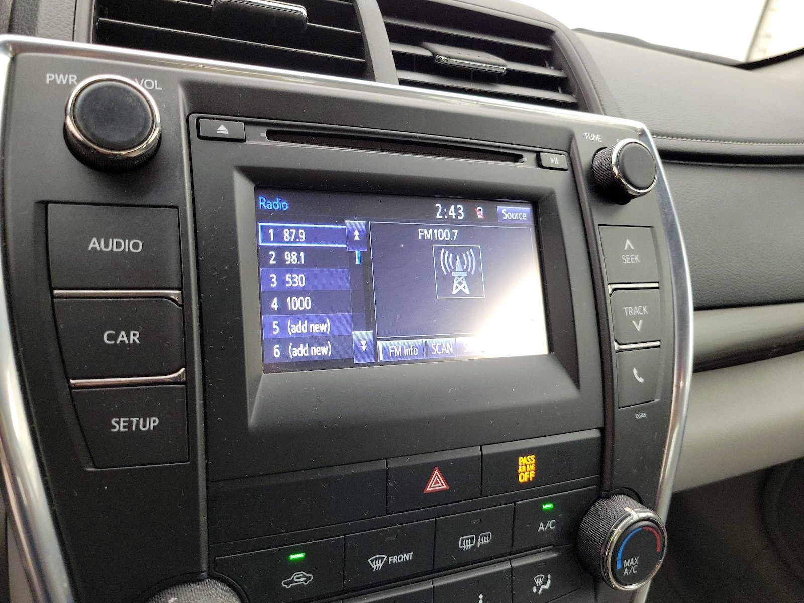 2015 Toyota Camry SE - Photo 14