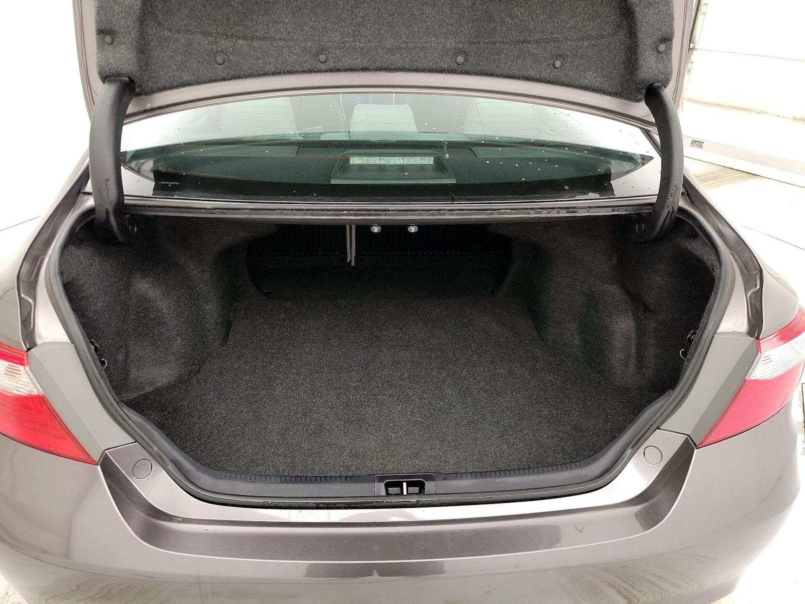 2015 Toyota Camry SE - Photo 17