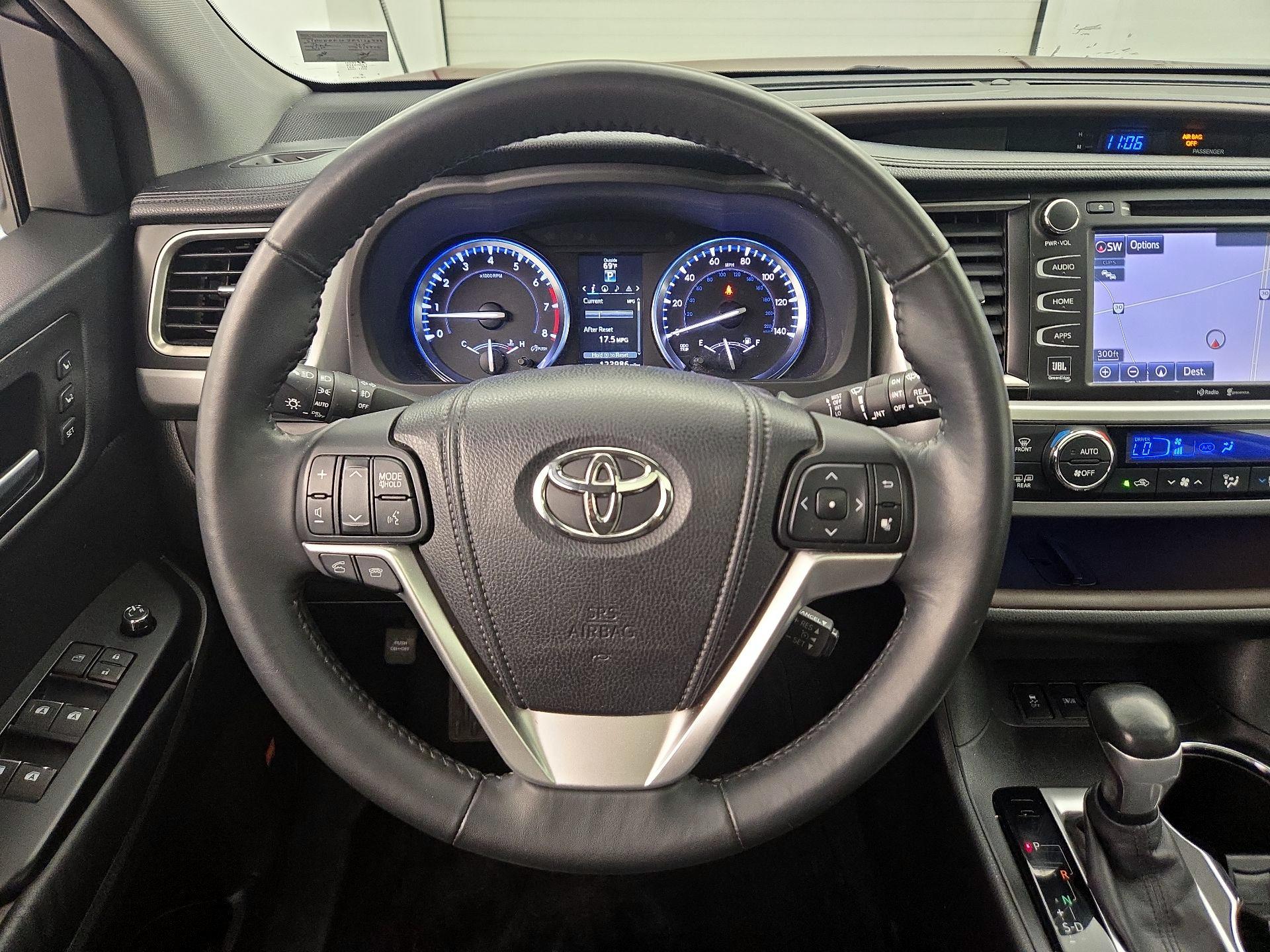 Thumbnail: 2015 Toyota Highlander - 10