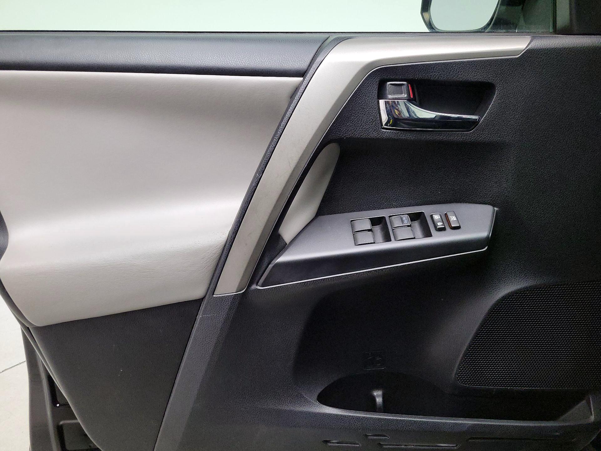 Thumbnail: 2018 Toyota RAV4 - 12