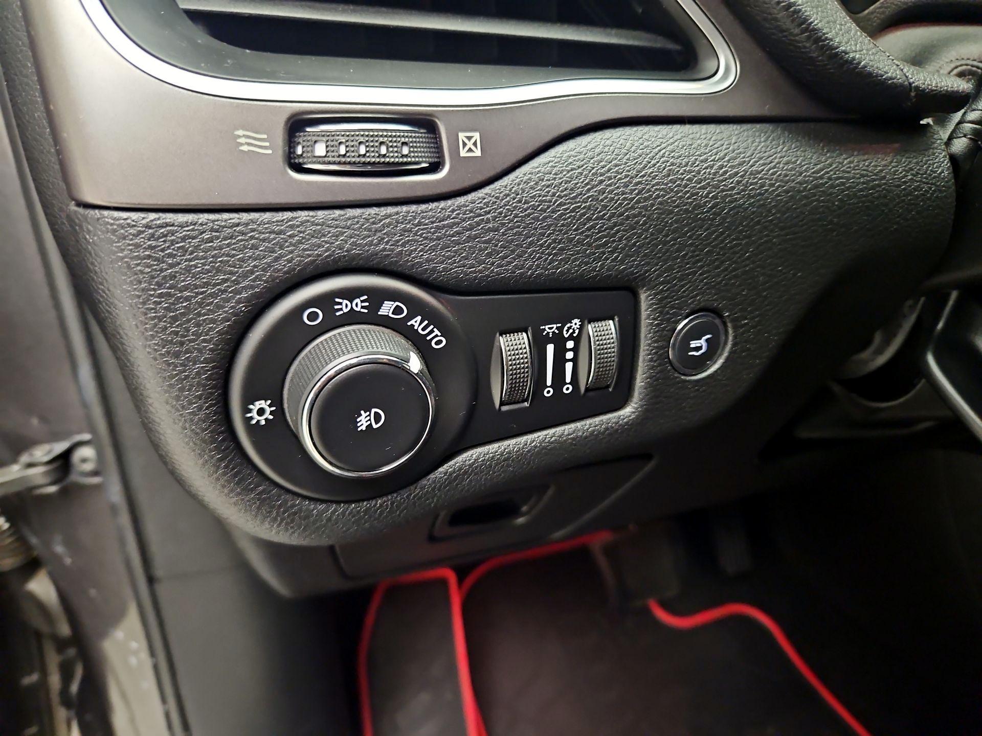 Thumbnail: 2020 Jeep Cherokee - 13