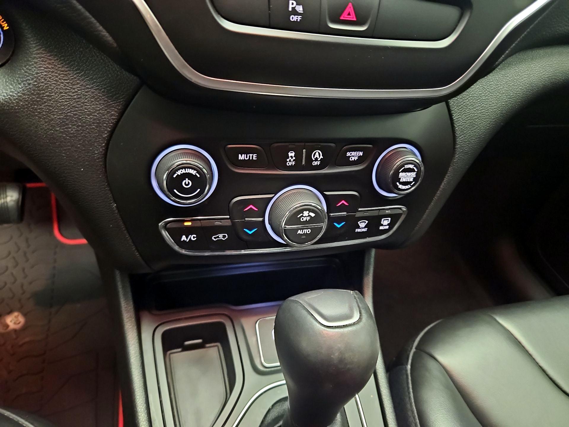 Thumbnail: 2020 Jeep Cherokee - 16