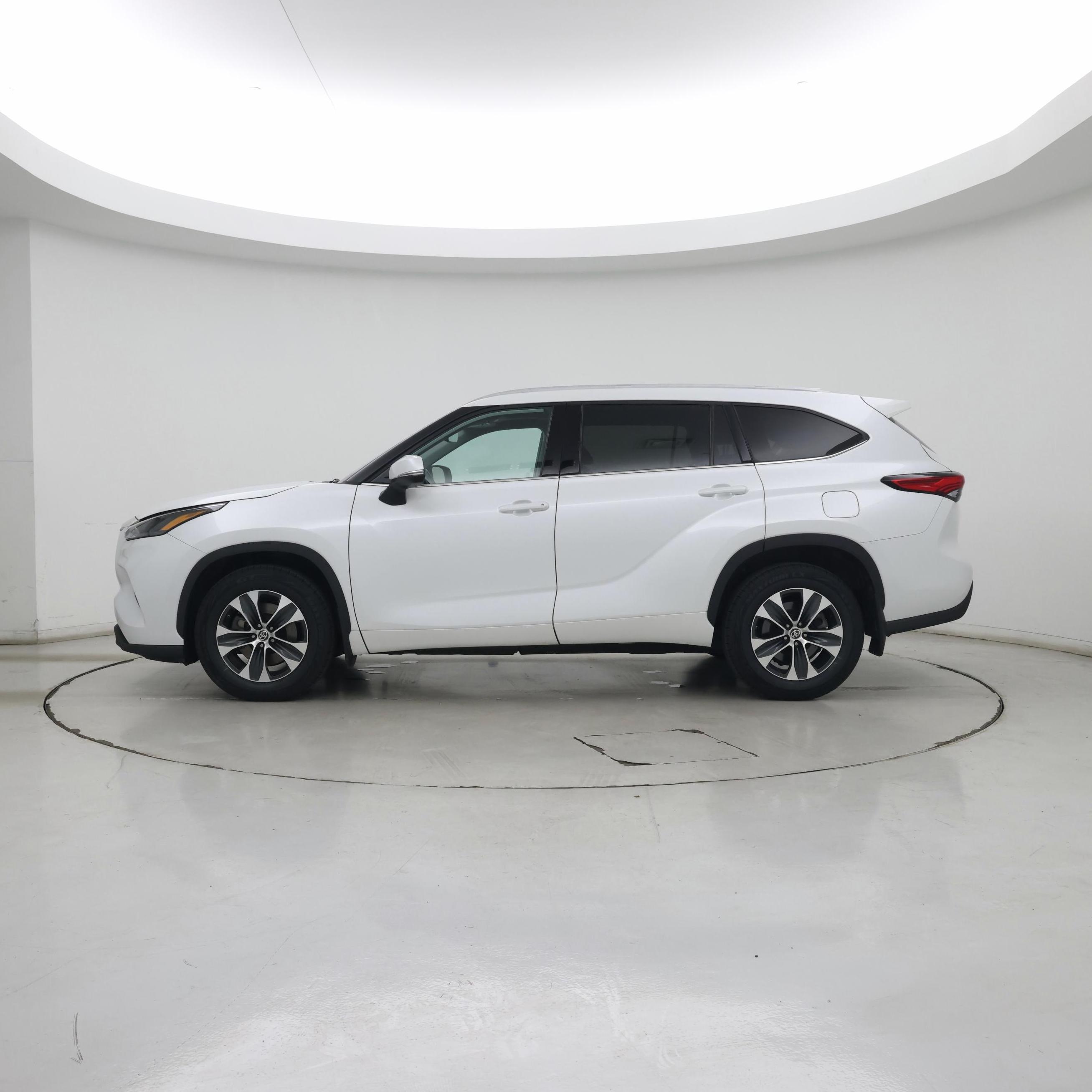 Thumbnail: 2022 Toyota Highlander - 3