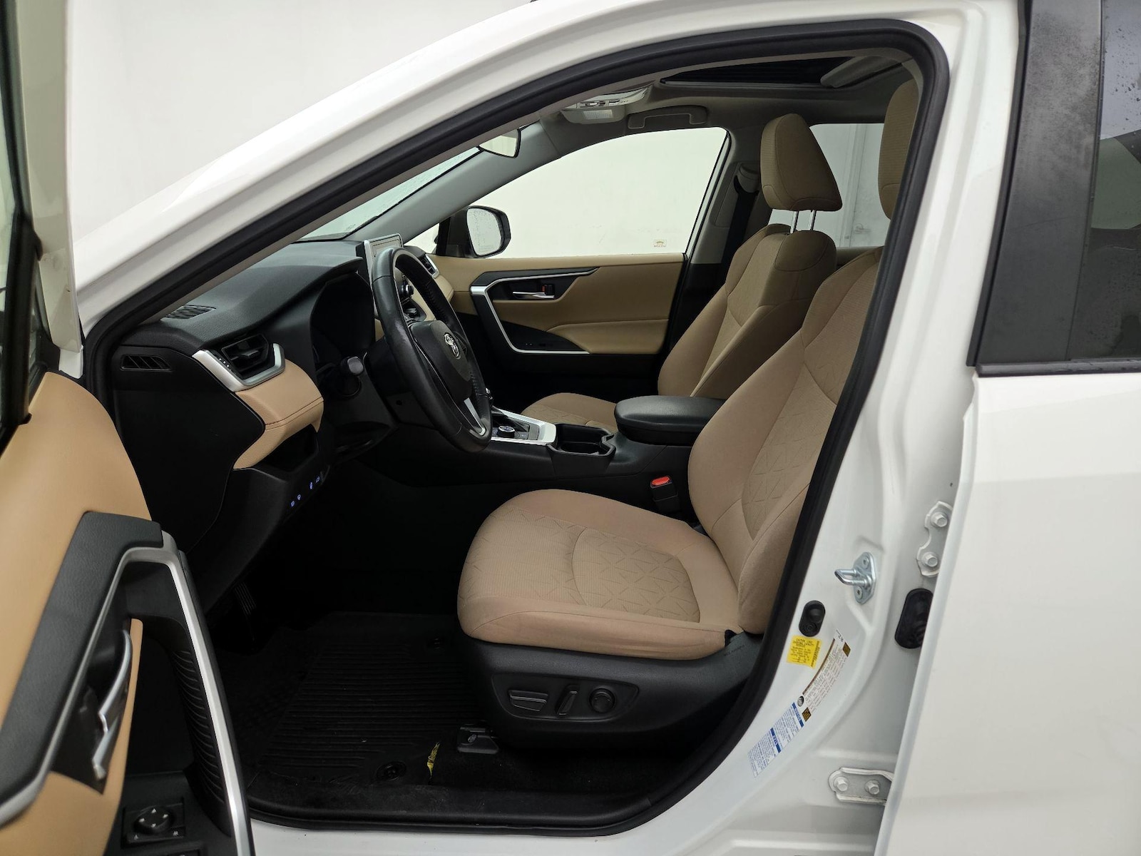 2021 Toyota RAV4 XLE - Photo 12