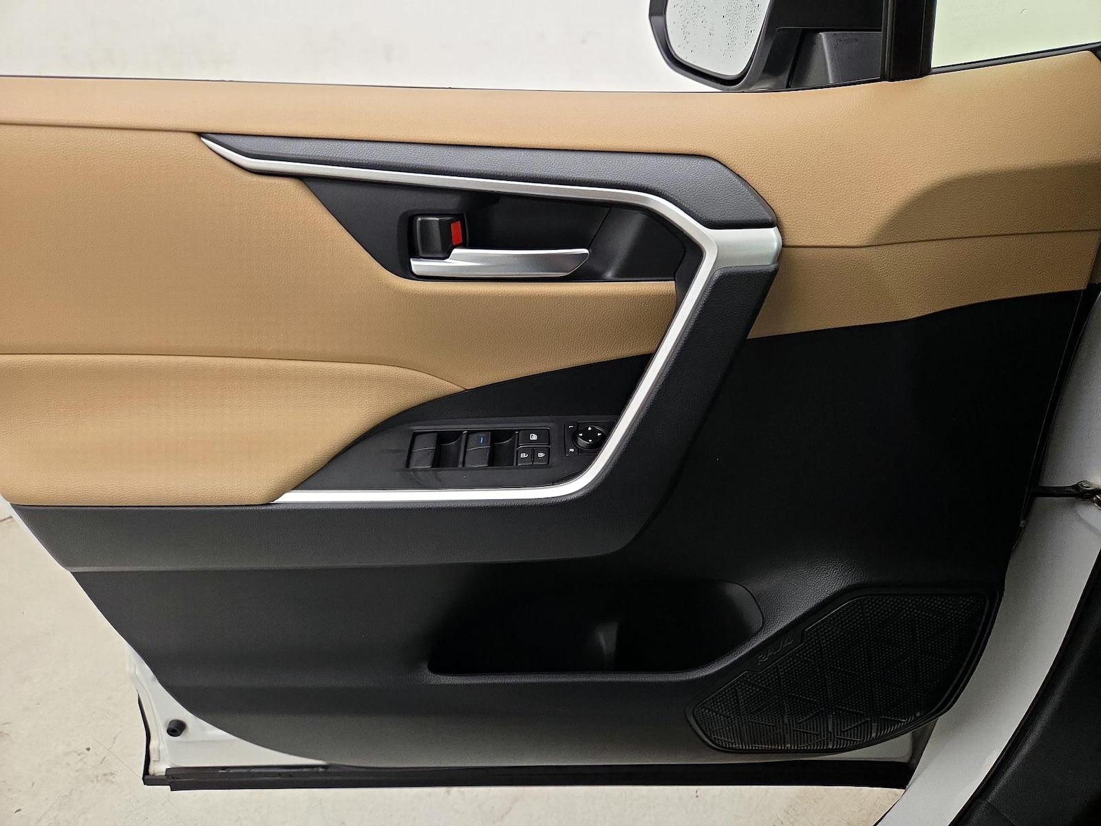 2021 Toyota RAV4 XLE - Photo 13