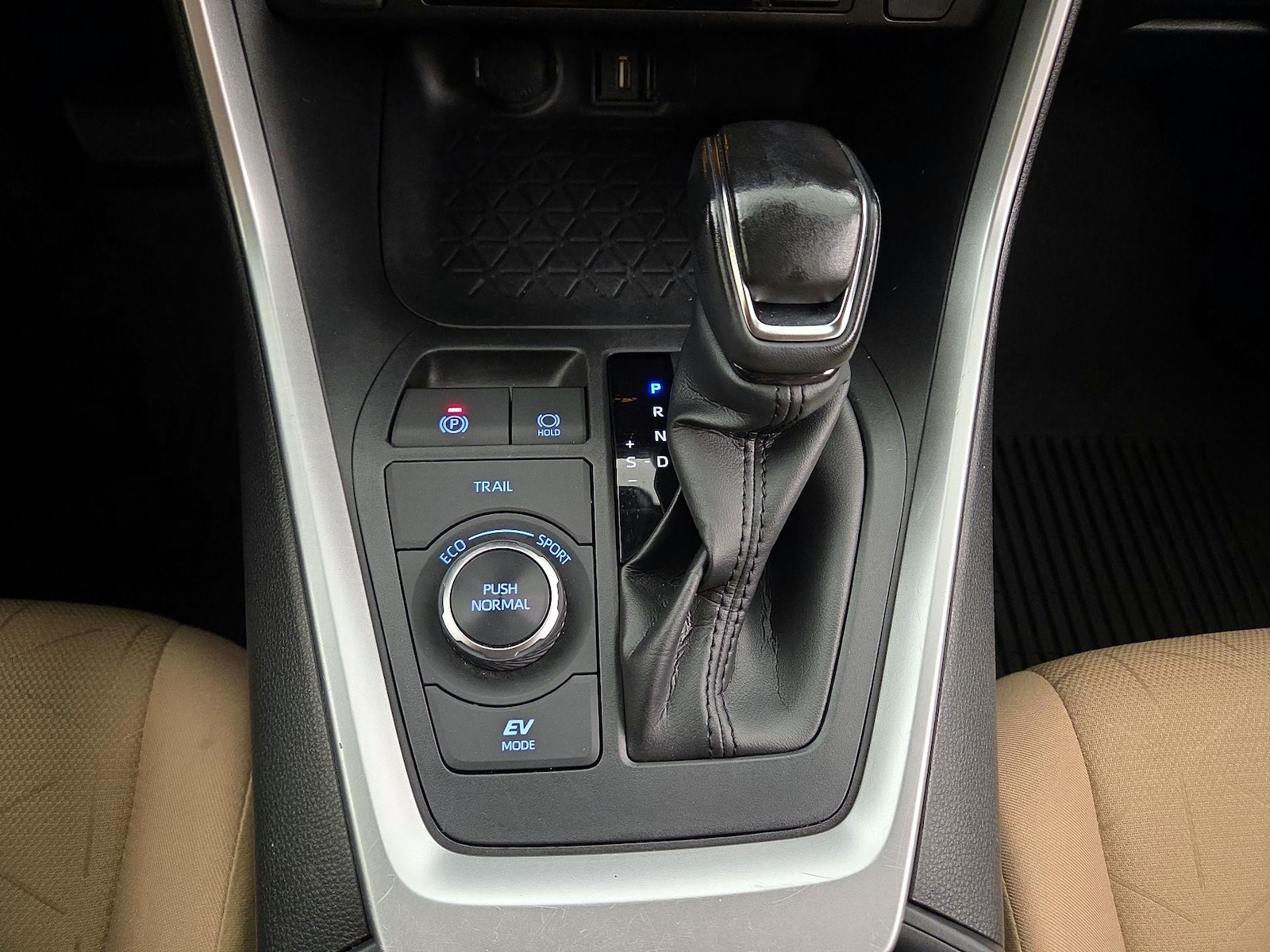 2021 Toyota RAV4 XLE - Photo 18