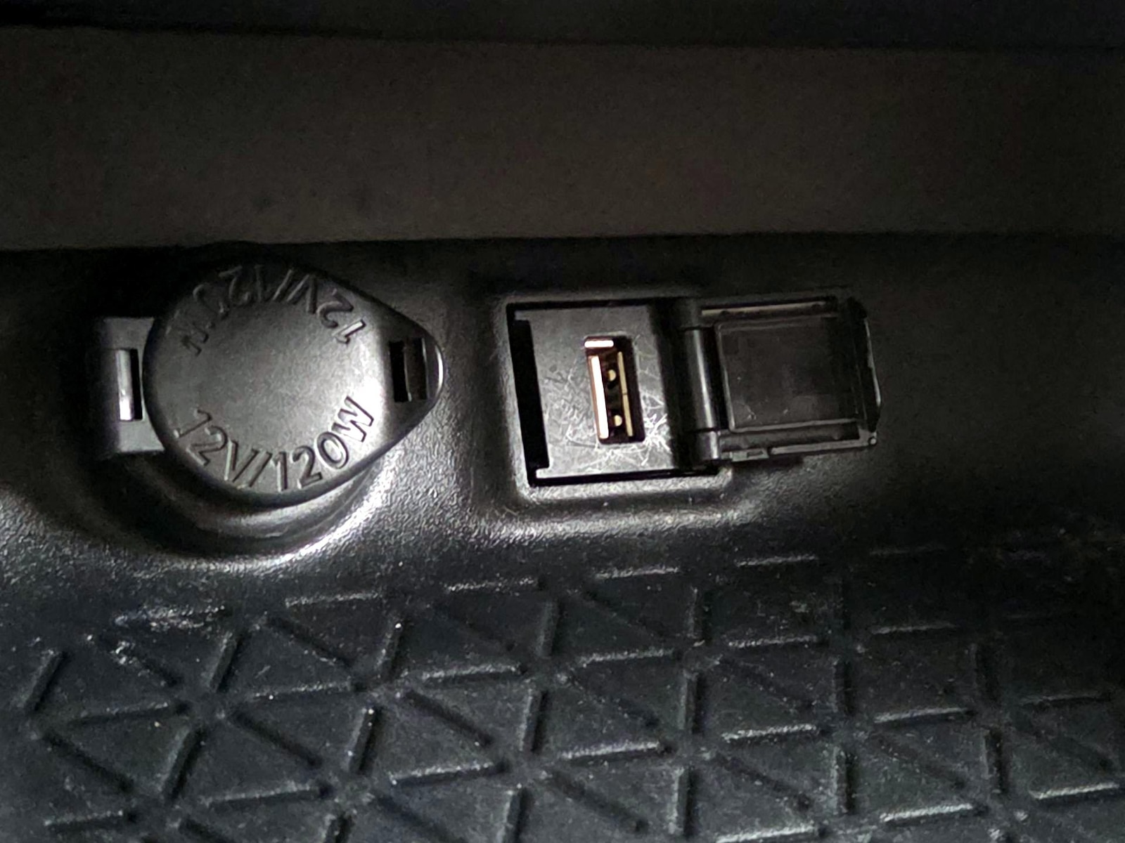 2021 Toyota RAV4 XLE - Photo 19