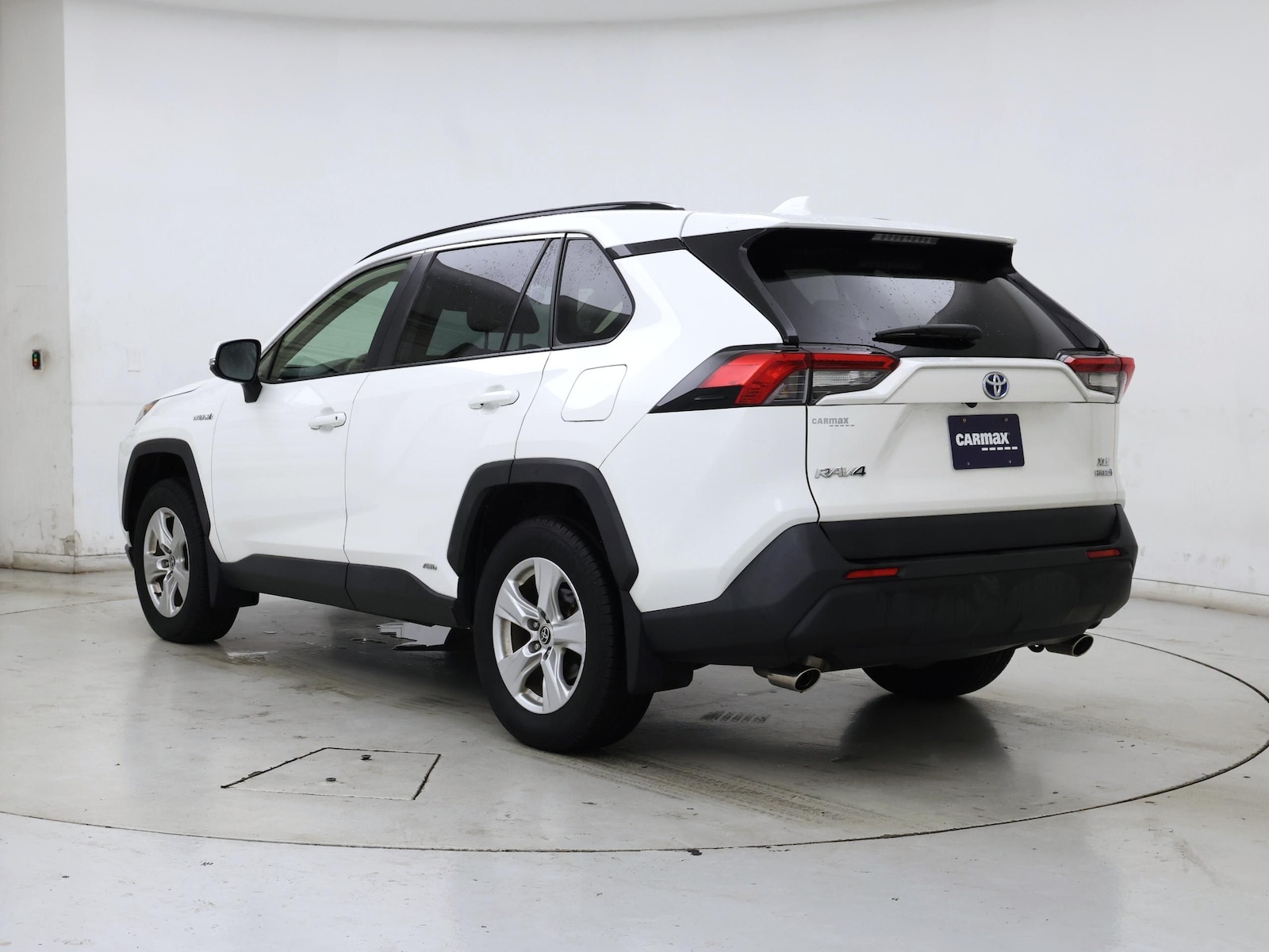 2021 Toyota RAV4 XLE - Photo 3