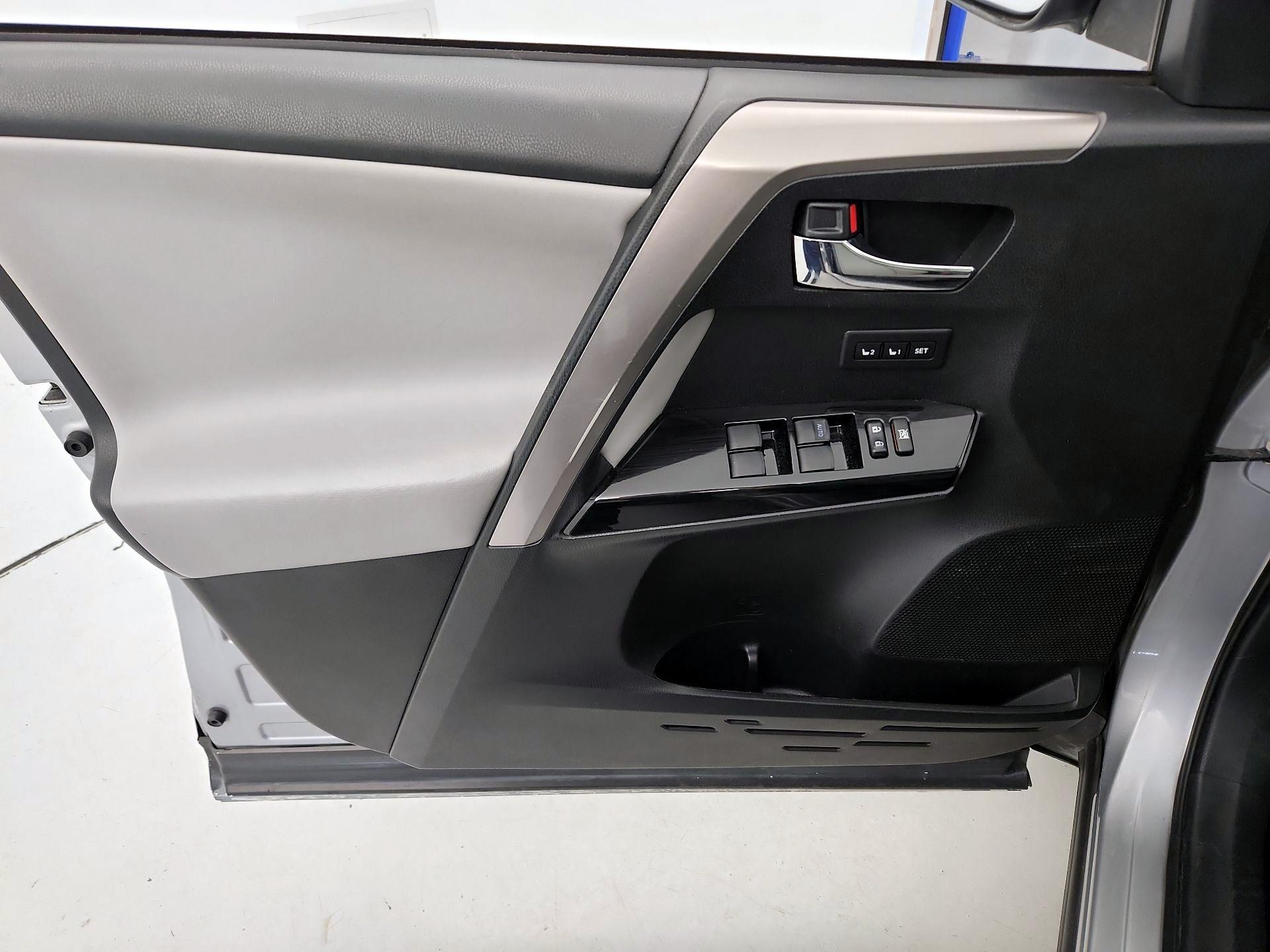 Thumbnail: 2018 Toyota RAV4 - 12