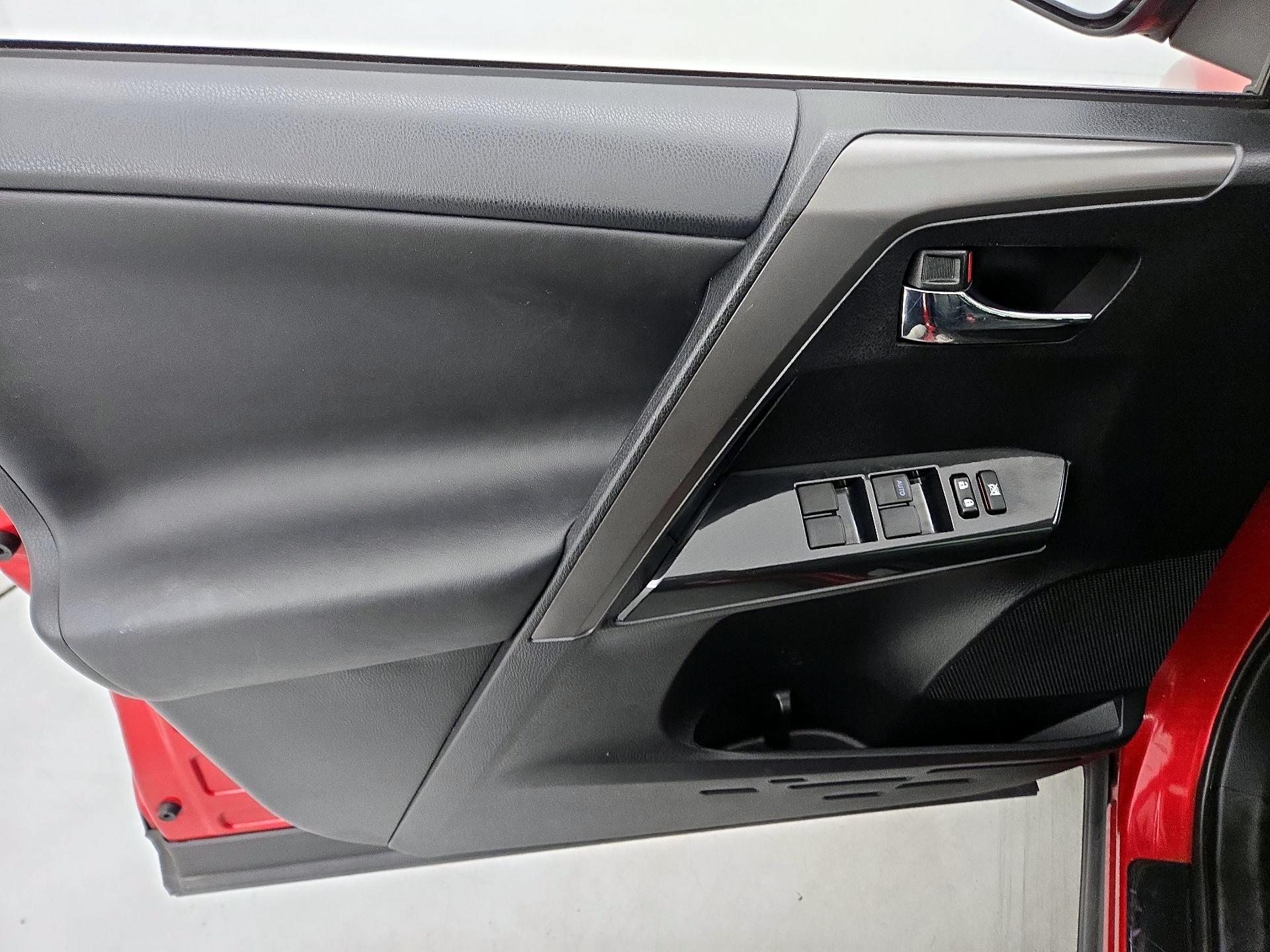 Thumbnail: 2016 Toyota RAV4 - 12