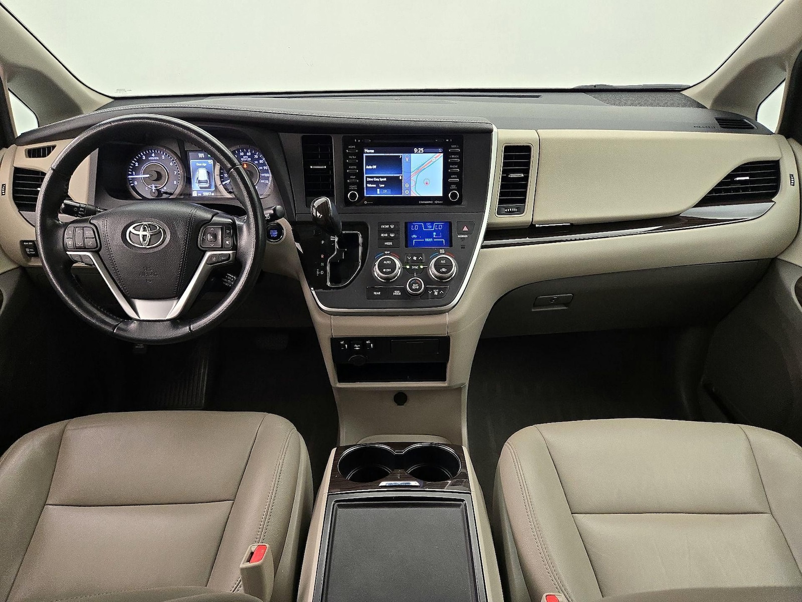 2020 Toyota Sienna XLE - Photo 10