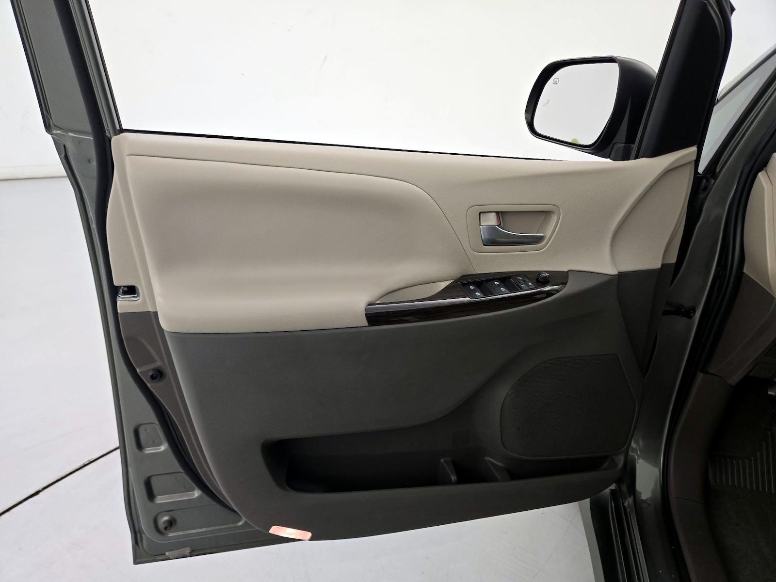 2020 Toyota Sienna XLE - Photo 13