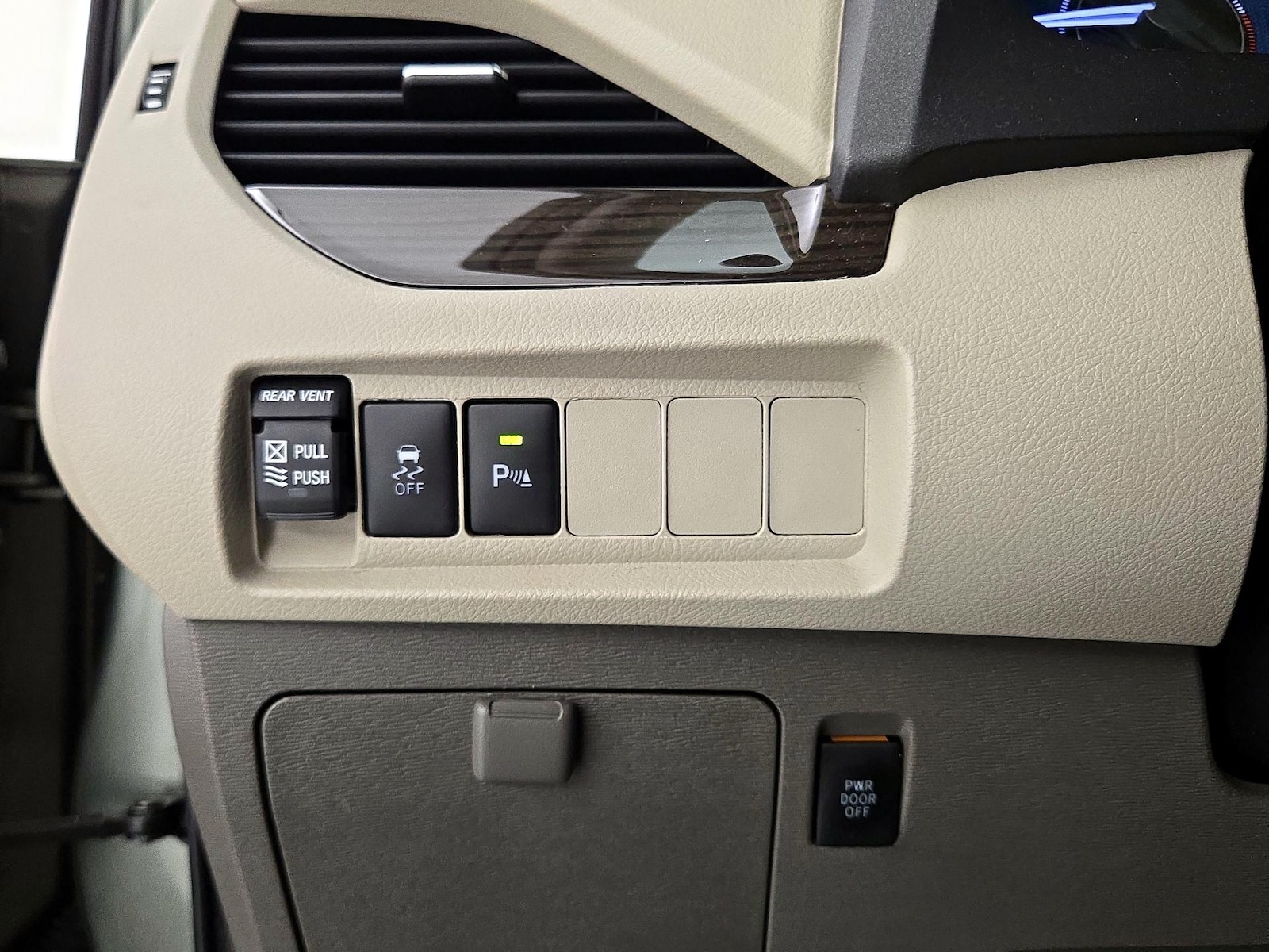 2020 Toyota Sienna XLE - Photo 14