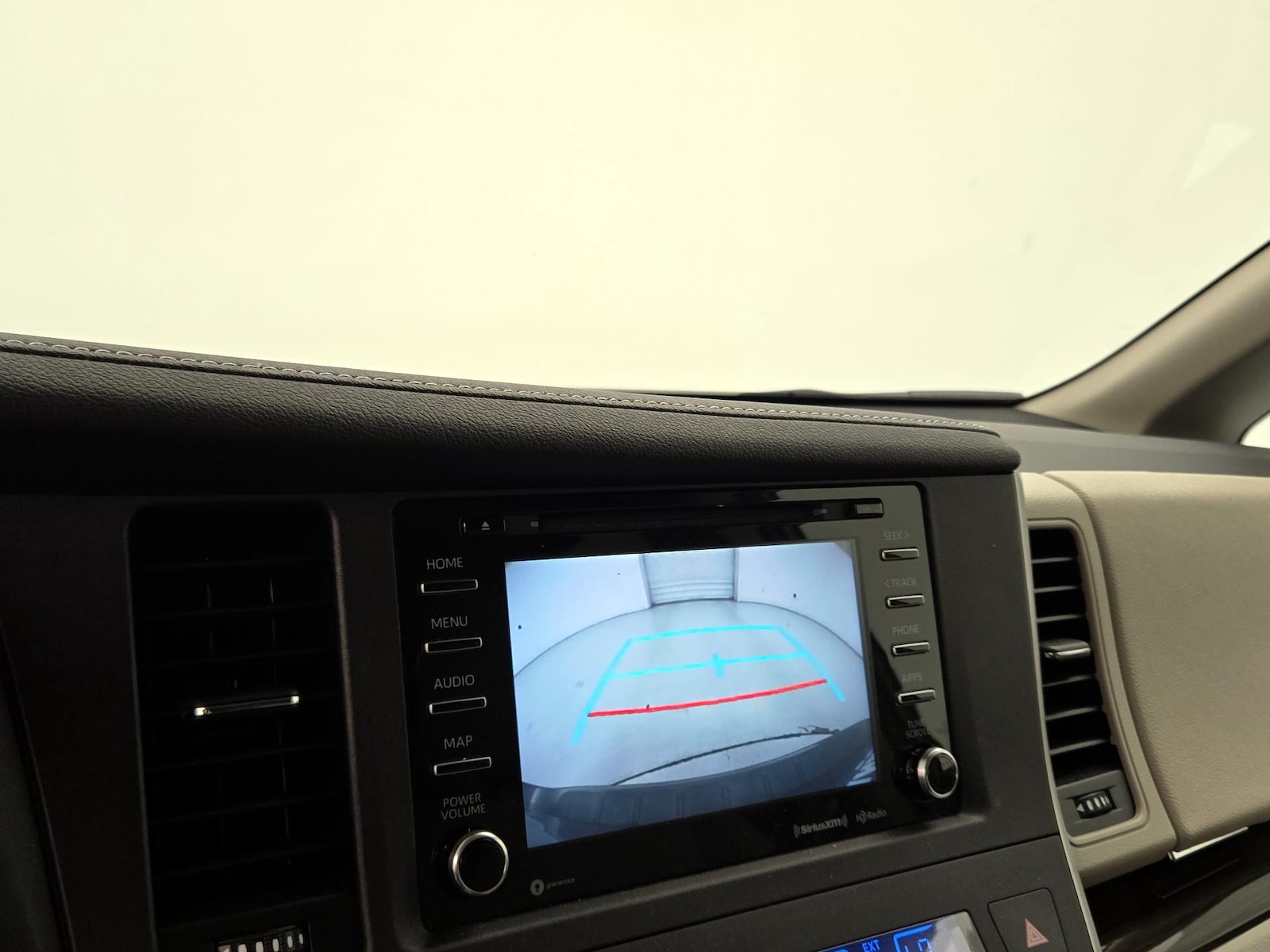 2020 Toyota Sienna XLE - Photo 16