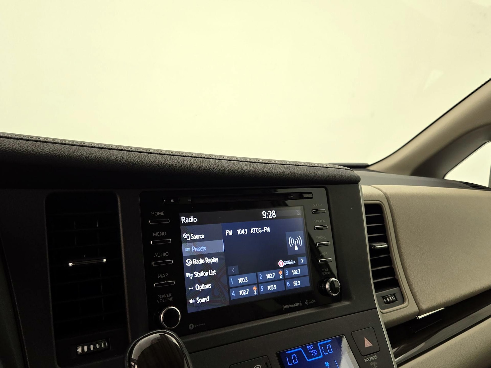 2020 Toyota Sienna XLE - Photo 17