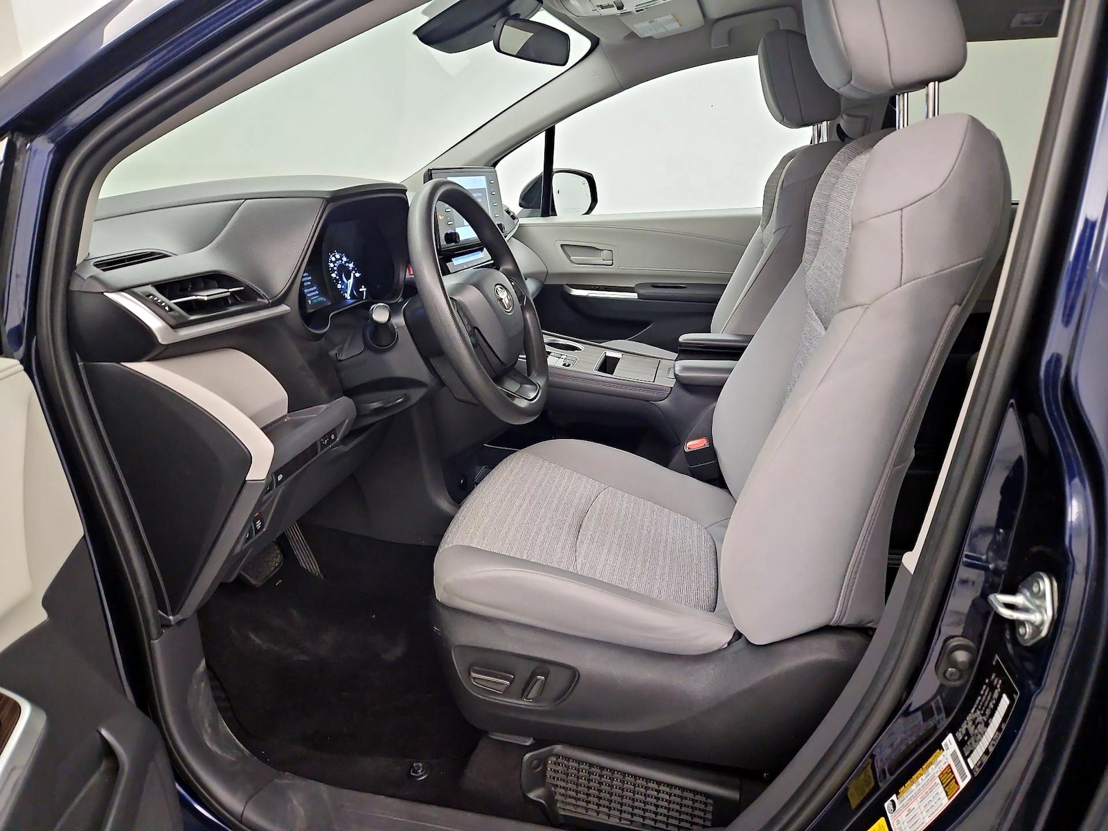2022 Toyota Sienna LE - Photo 12