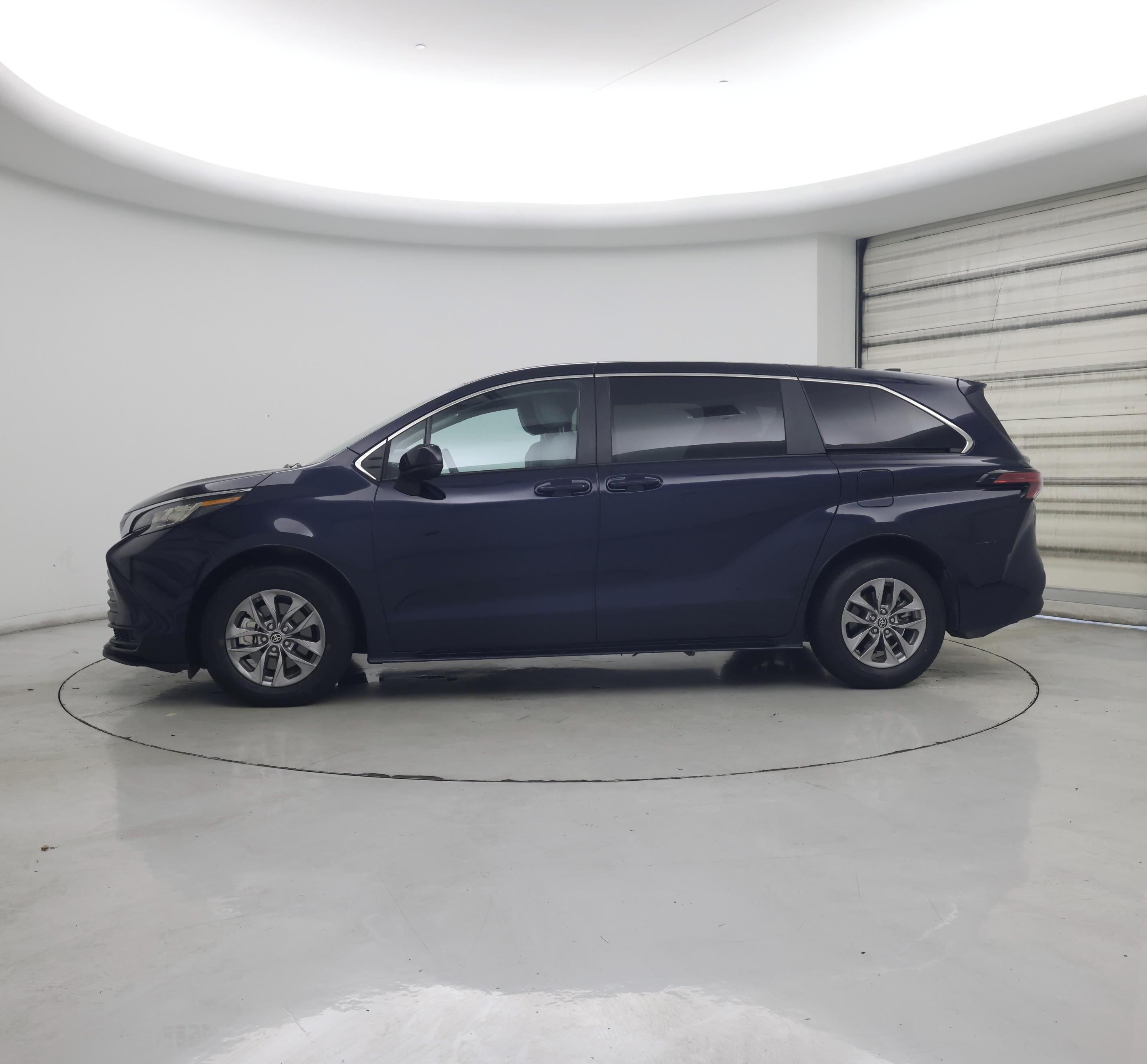Thumbnail: 2022 Toyota Sienna - 3