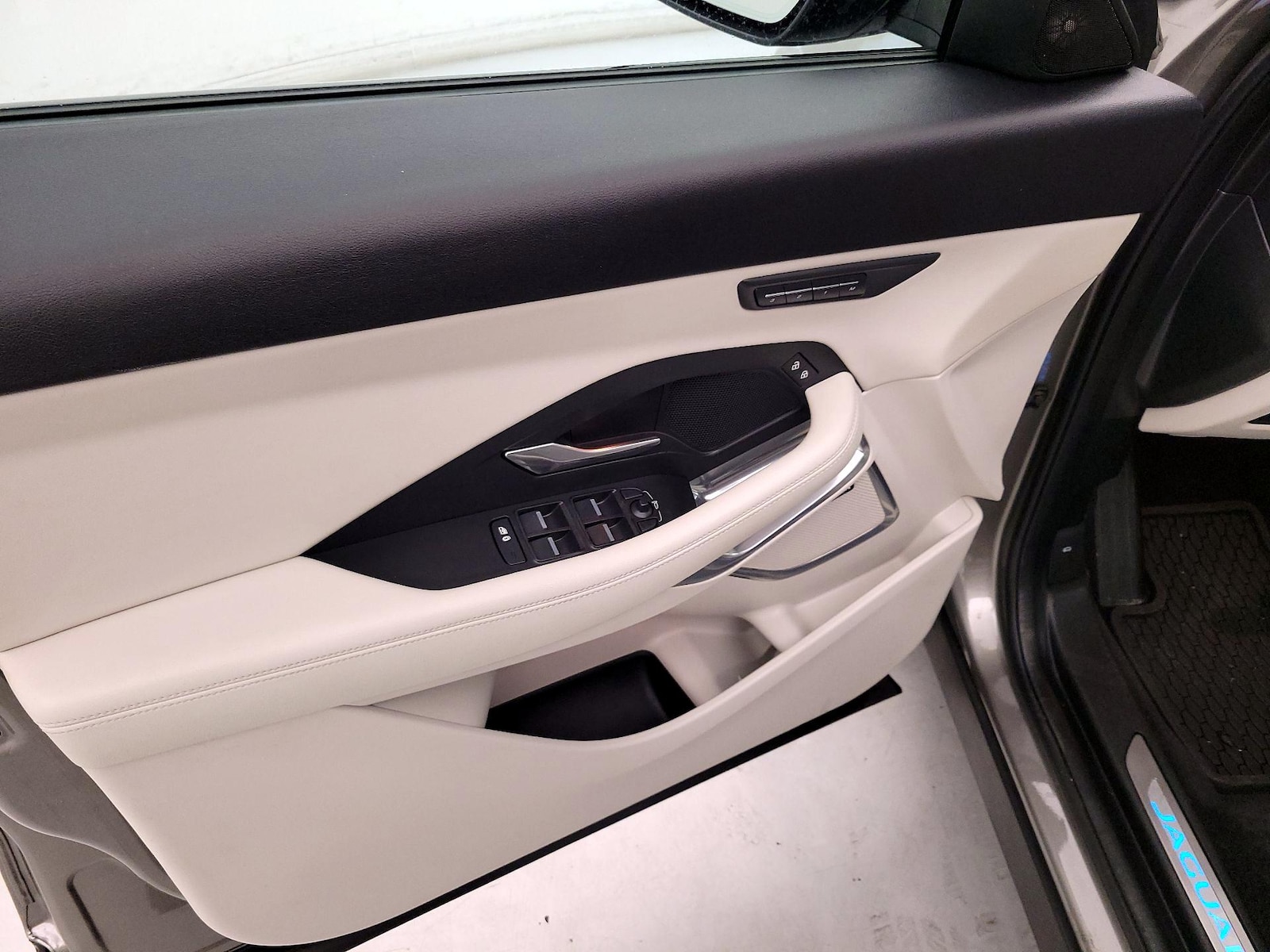 2022 Jaguar E-Pace SE - Photo 13