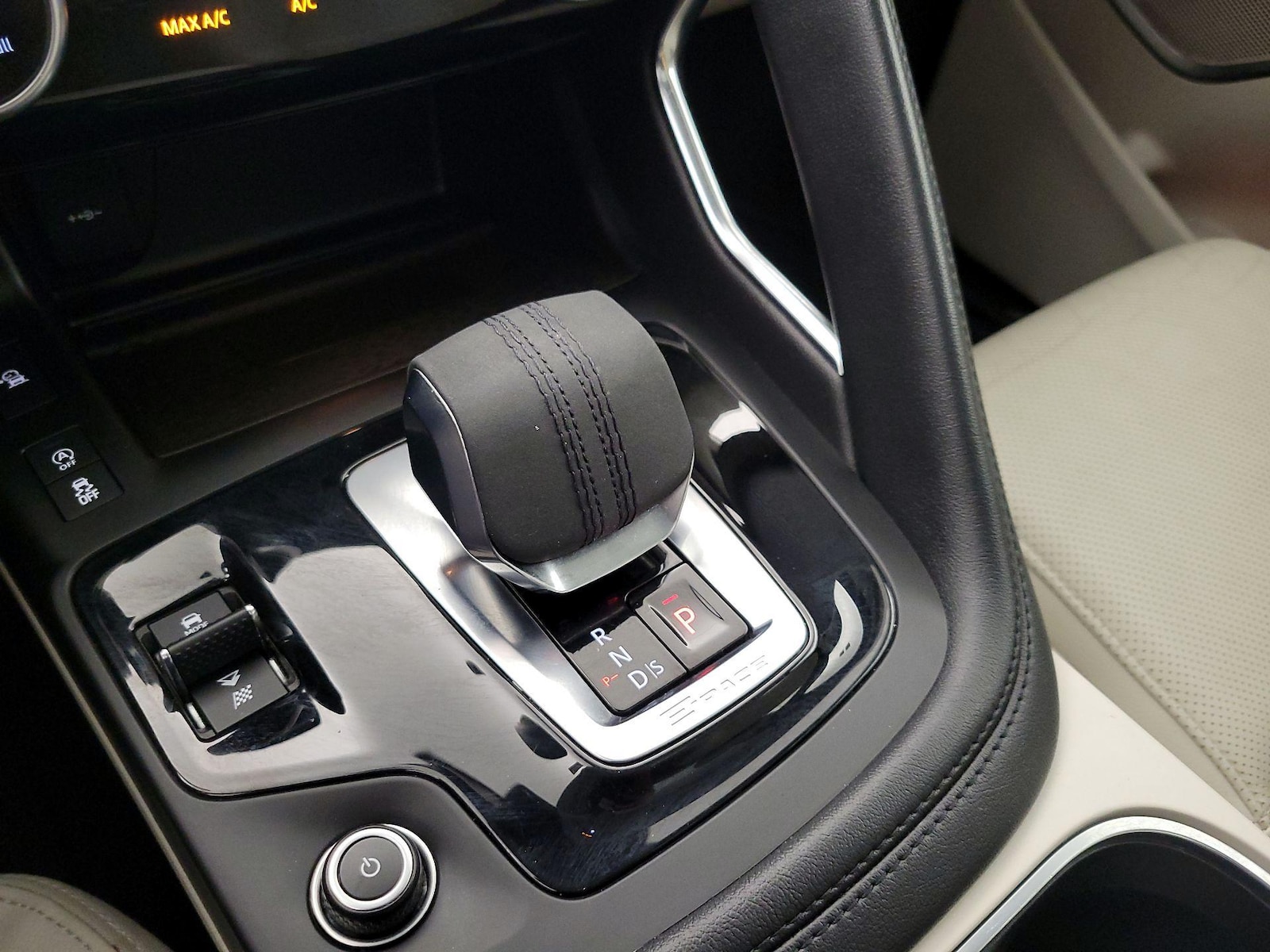 2022 Jaguar E-Pace SE - Photo 17