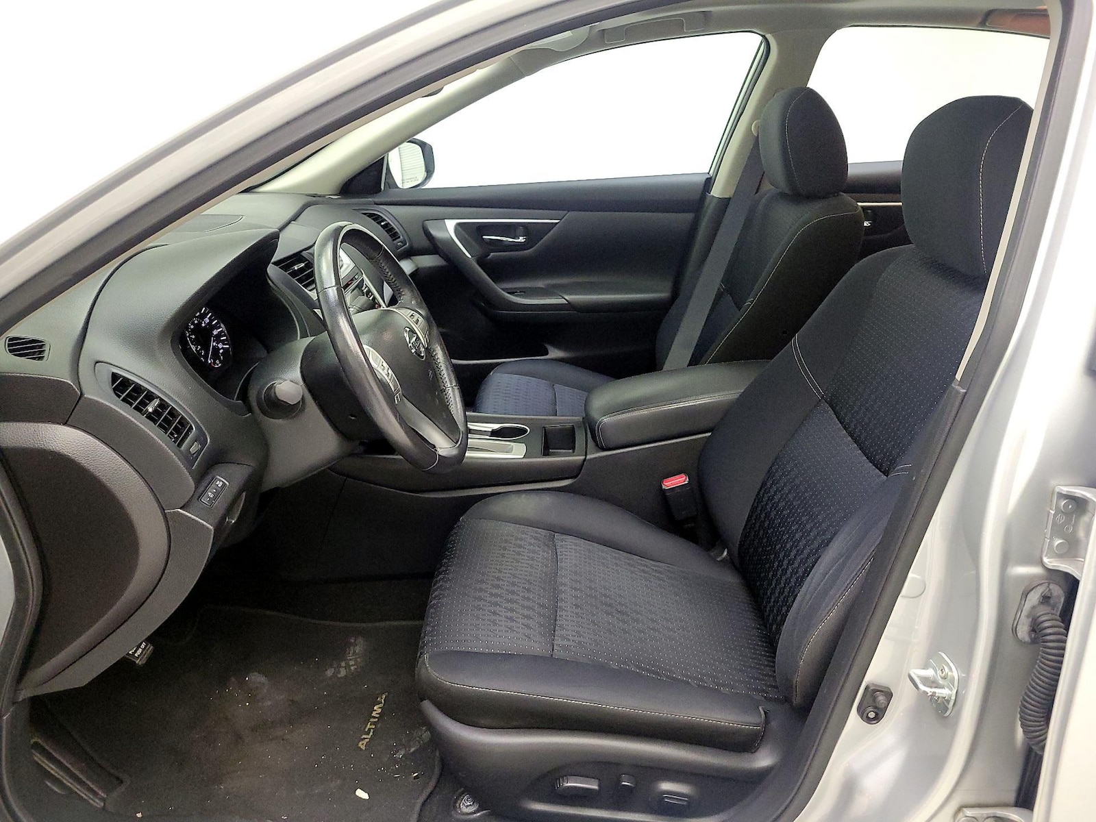 2016 Nissan Altima SV - Photo 12