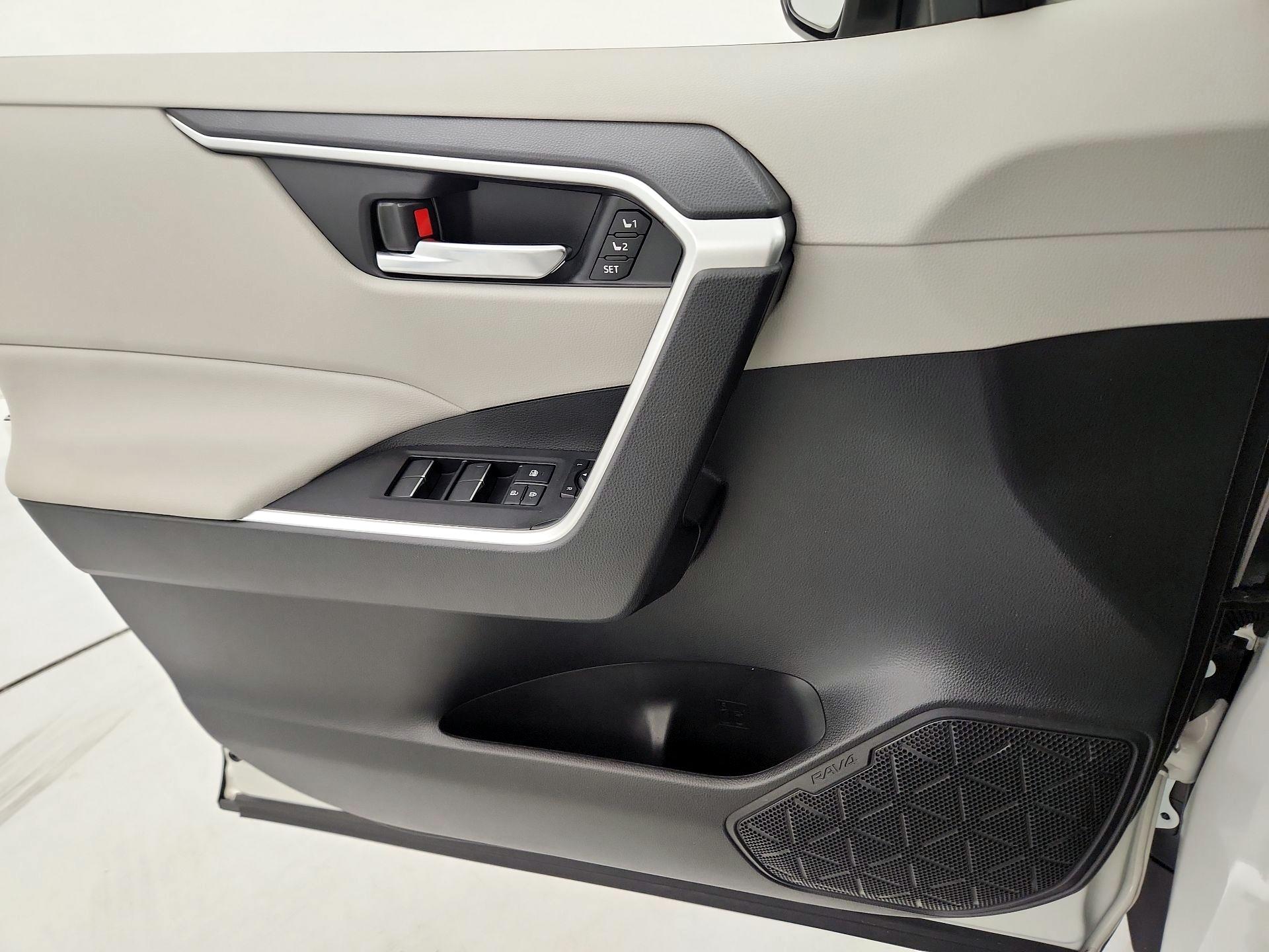 Thumbnail: 2022 Toyota RAV4 - 12