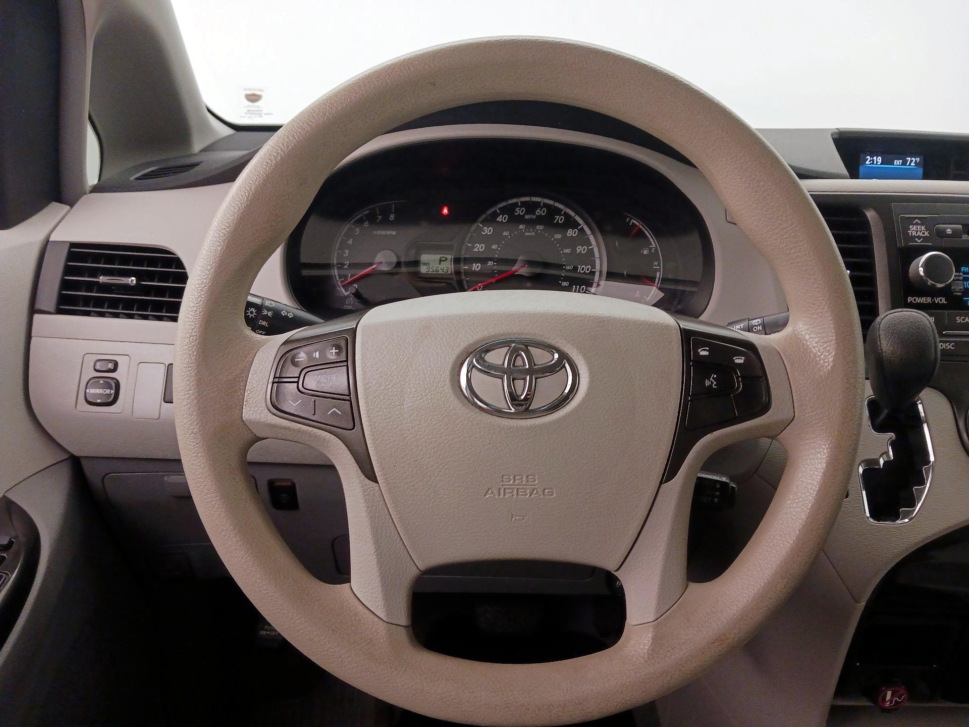 Thumbnail: 2014 Toyota Sienna - 10