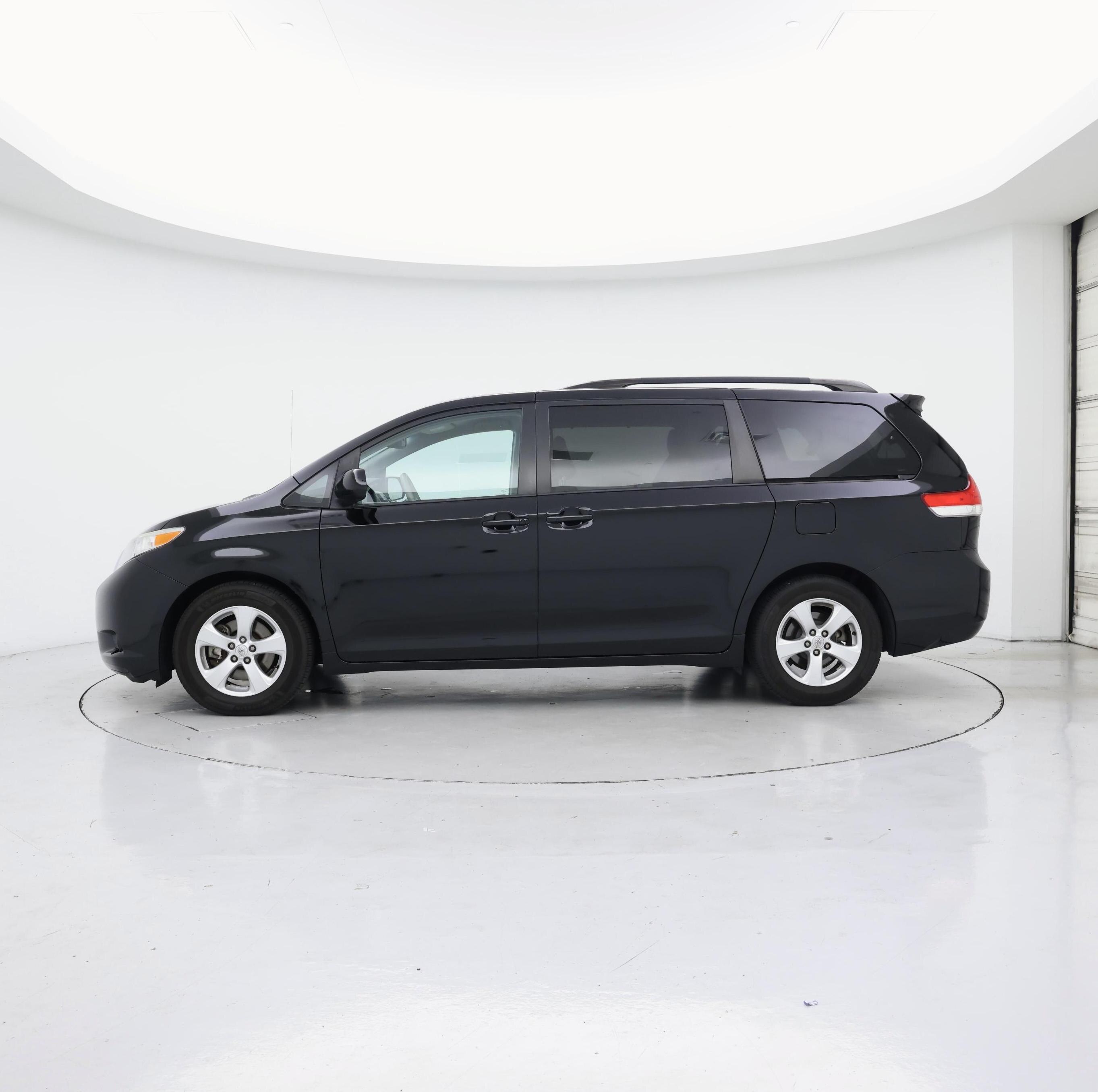 Thumbnail: 2014 Toyota Sienna - 3