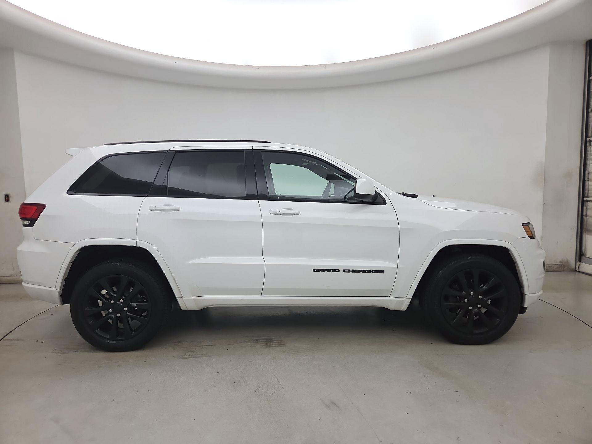 Thumbnail: 2017 Jeep Grand Cherokee - 4