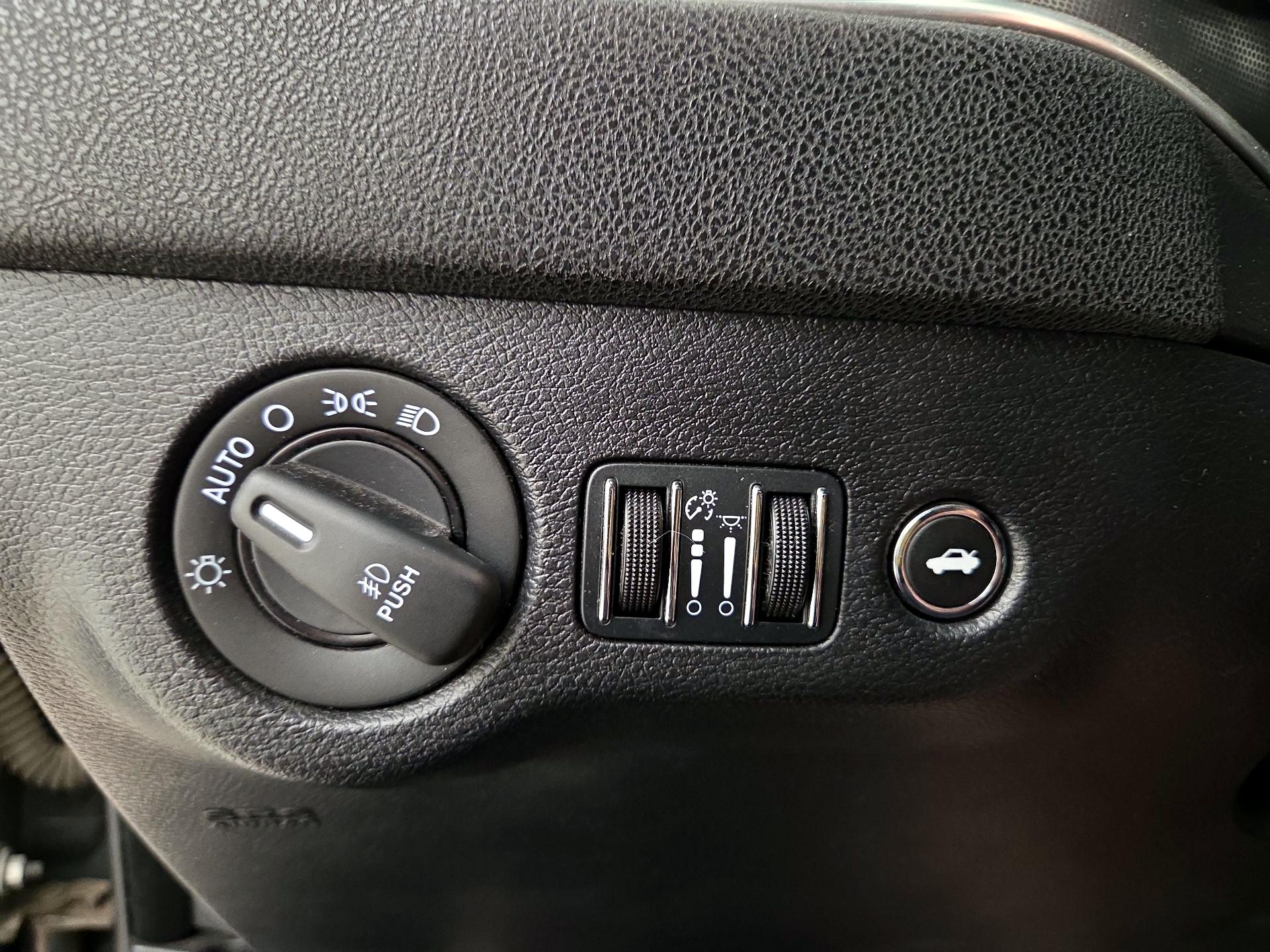 Thumbnail: 2015 Dodge Charger - 13