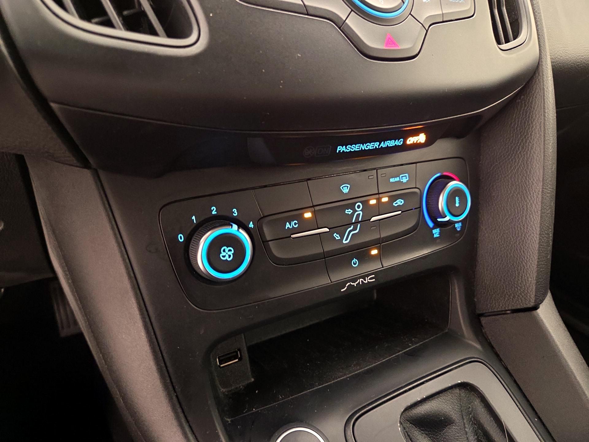 Thumbnail: 2015 Ford Focus - 16