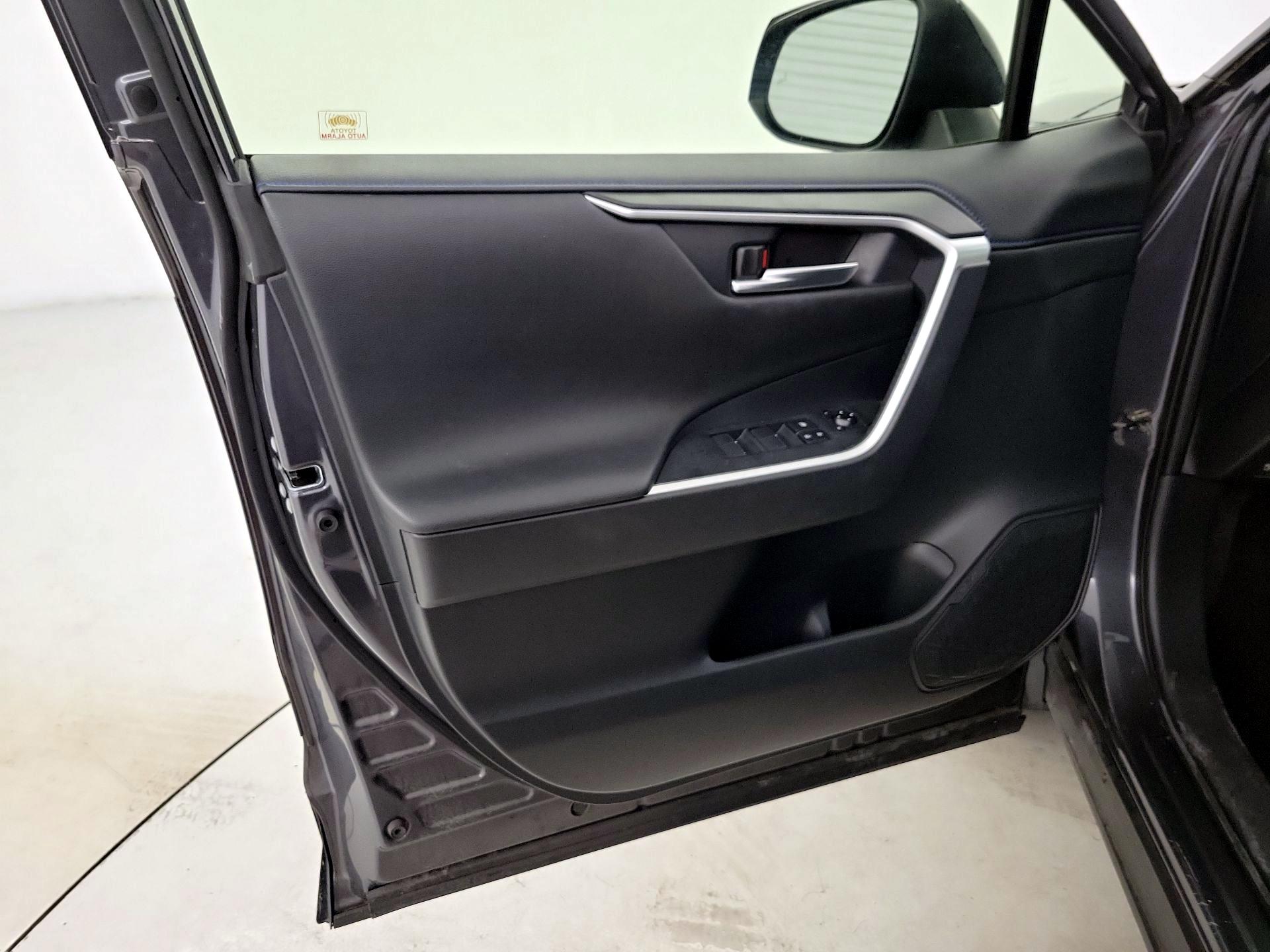 Thumbnail: 2019 Toyota RAV4 - 12