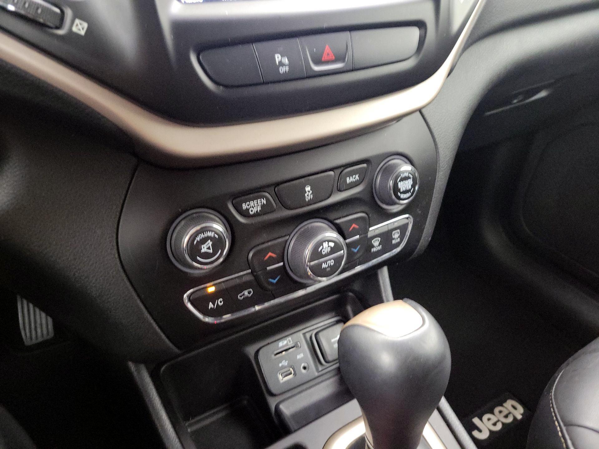 Thumbnail: 2018 Jeep Cherokee - 16