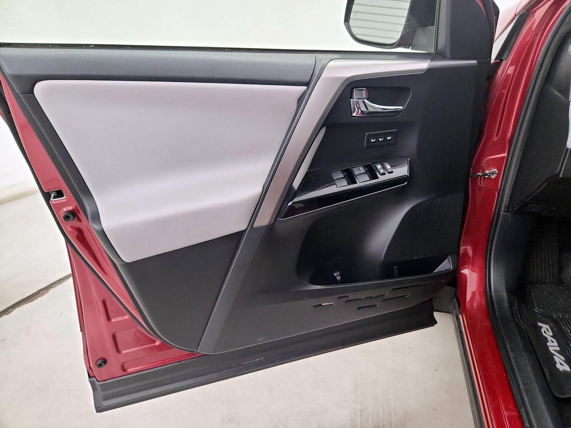 Thumbnail: 2018 Toyota RAV4 - 12