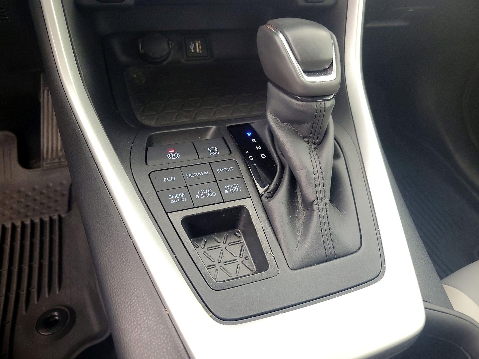 2025 Toyota RAV4 XLE Premium - Photo 18