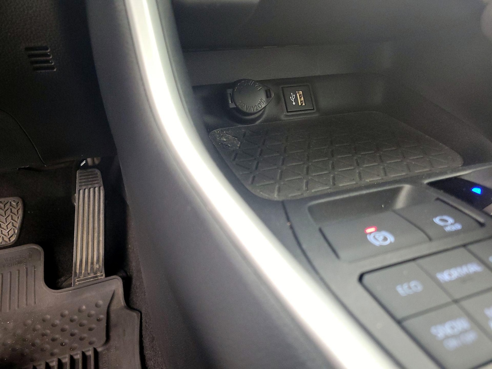 2025 Toyota RAV4 XLE Premium - Photo 19