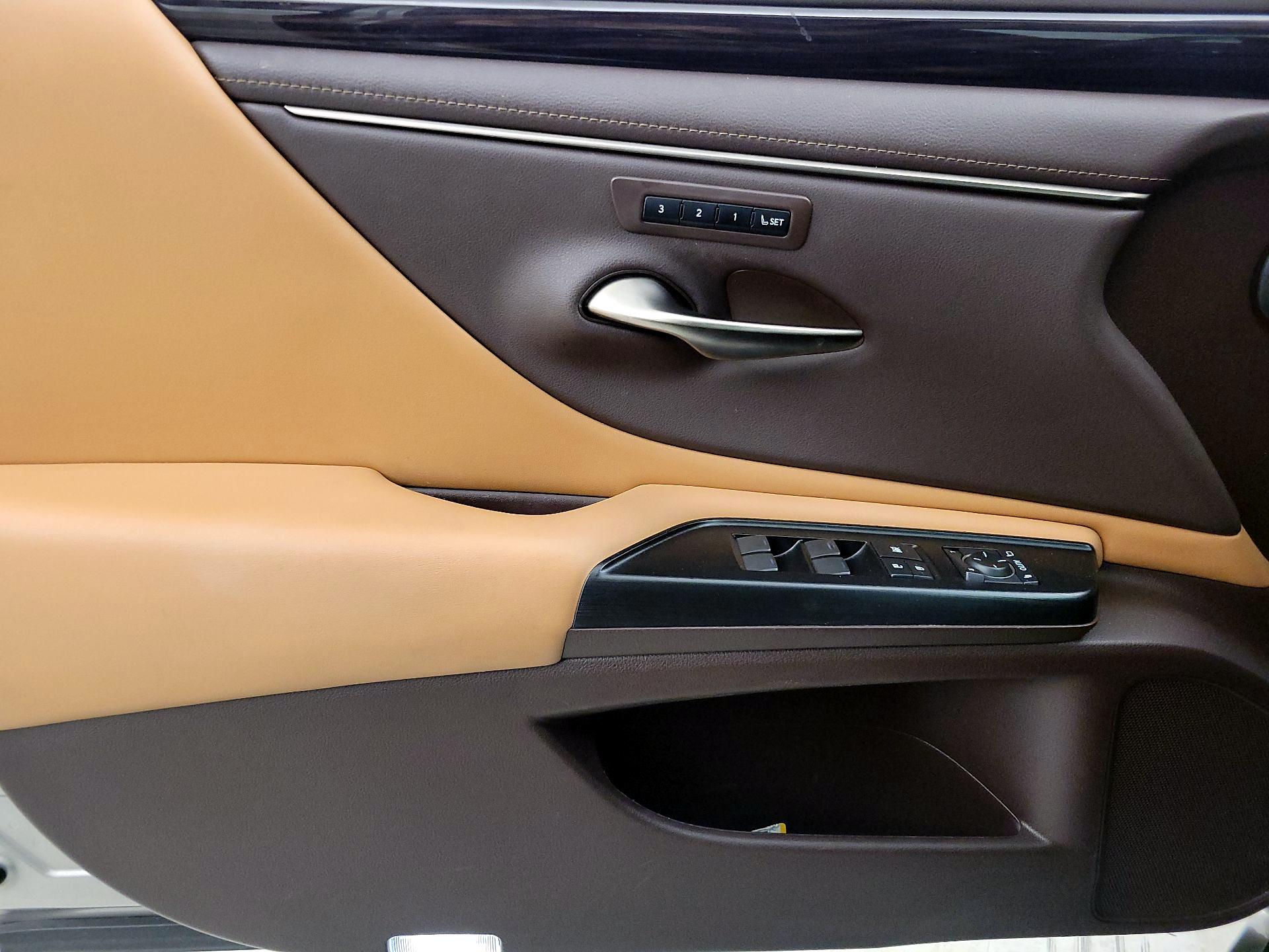 Thumbnail: 2020 Lexus ES - 12