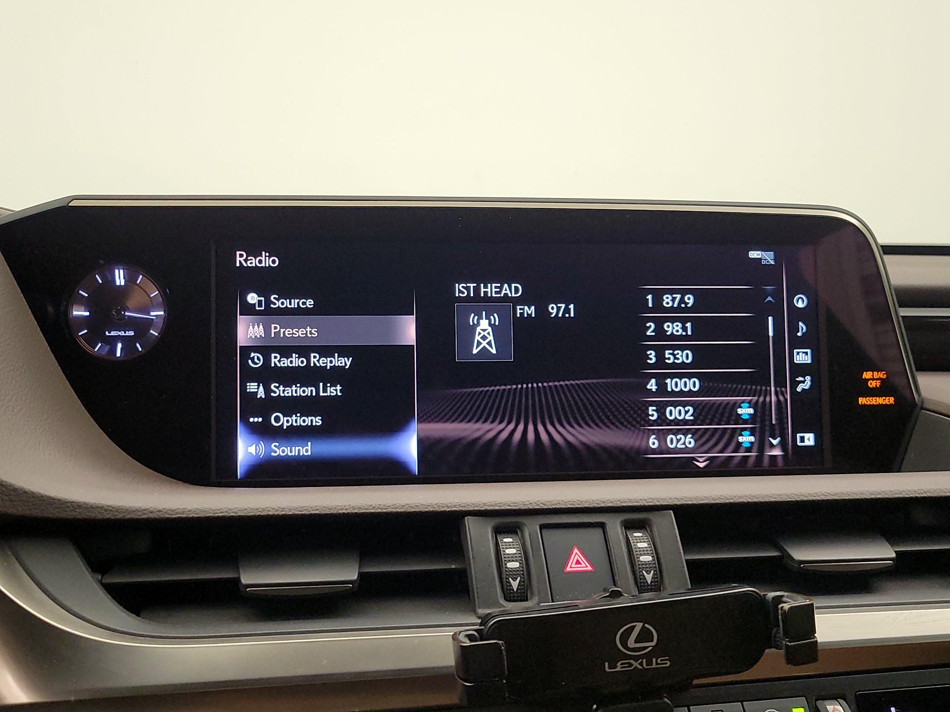 Thumbnail: 2020 Lexus ES - 16