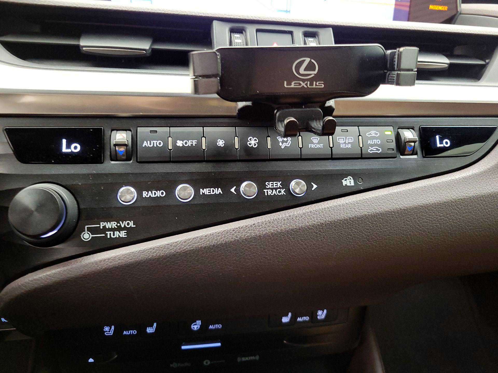 Thumbnail: 2020 Lexus ES - 17